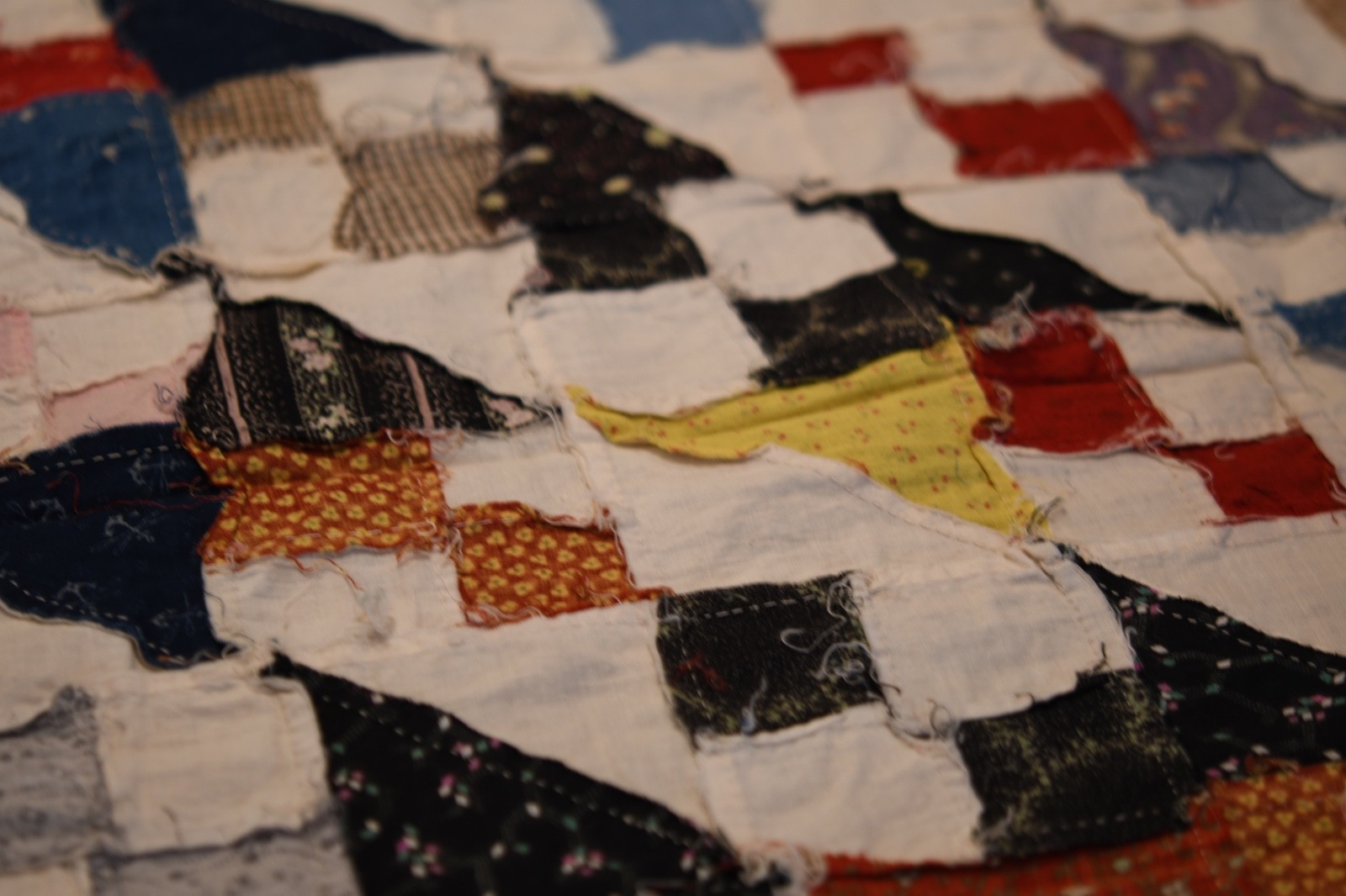 BEAUTIFUL UNFINISHED COTTON QUILT TOP IN MULTIPLE COUNTRY COLORS – VINTAGE, 1950