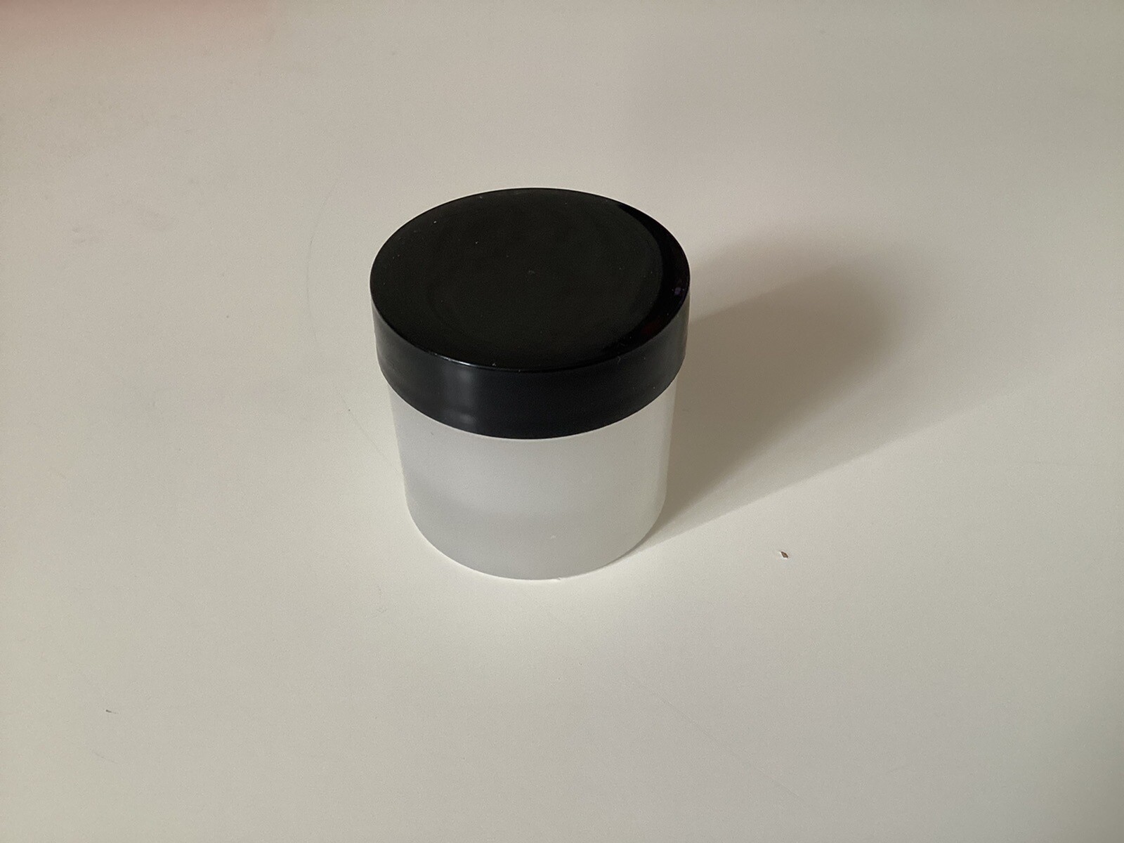 100 1 oz plastic jars with lids thick walls