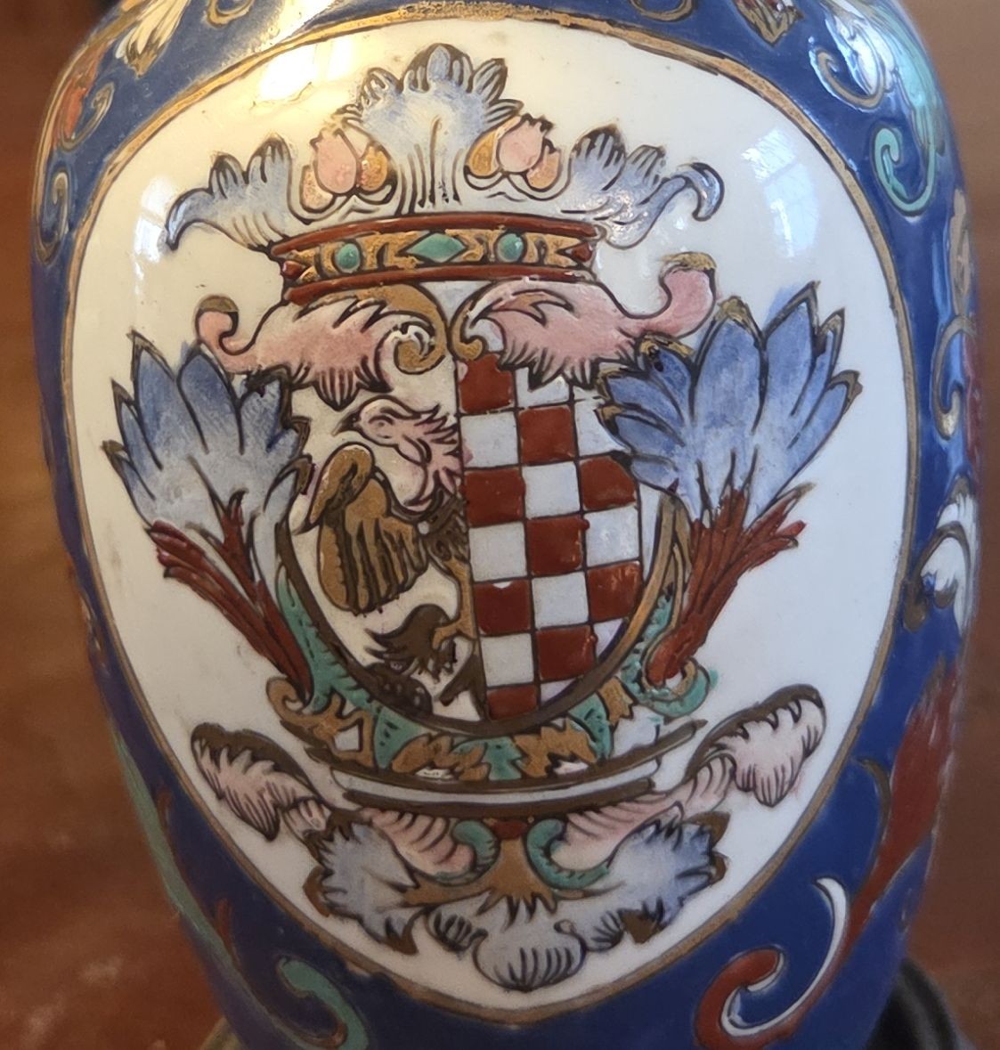 Vintage 9 1/2″ Tall Chinese Armorial Table Lamp, Blue Chinoiserie Lighting