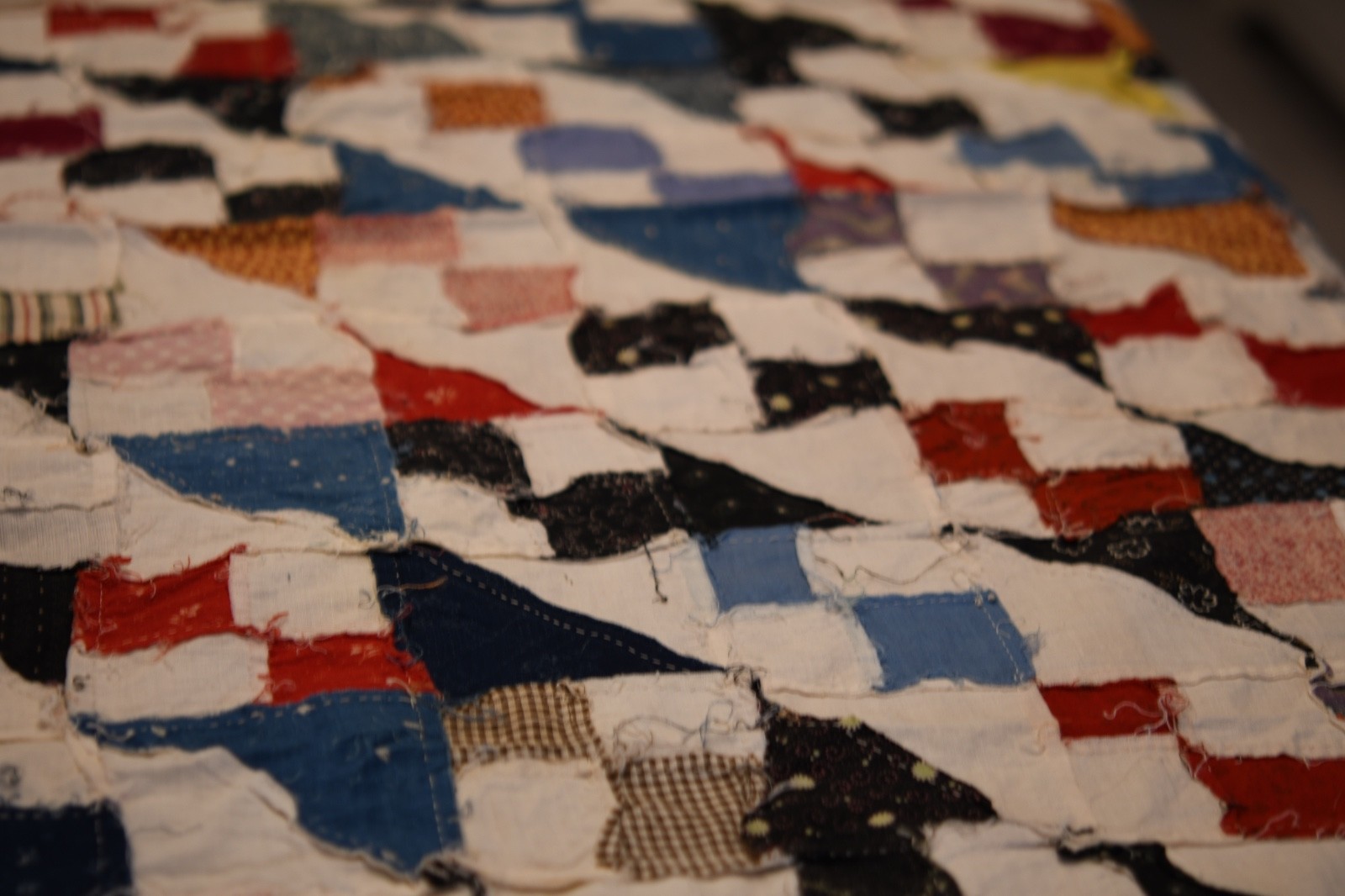 BEAUTIFUL UNFINISHED COTTON QUILT TOP IN MULTIPLE COUNTRY COLORS – VINTAGE, 1950