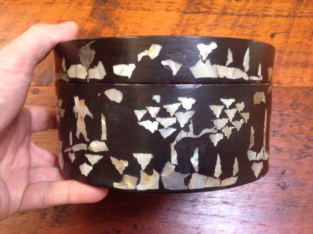 Vintage Antique Chinese Mother of Pearl Inlay Black Lacquer Wooden Round Box 7″