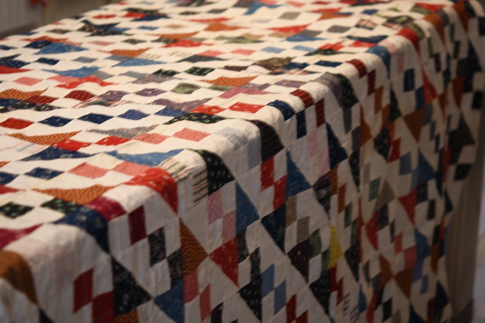 BEAUTIFUL UNFINISHED COTTON QUILT TOP IN MULTIPLE COUNTRY COLORS – VINTAGE, 1950