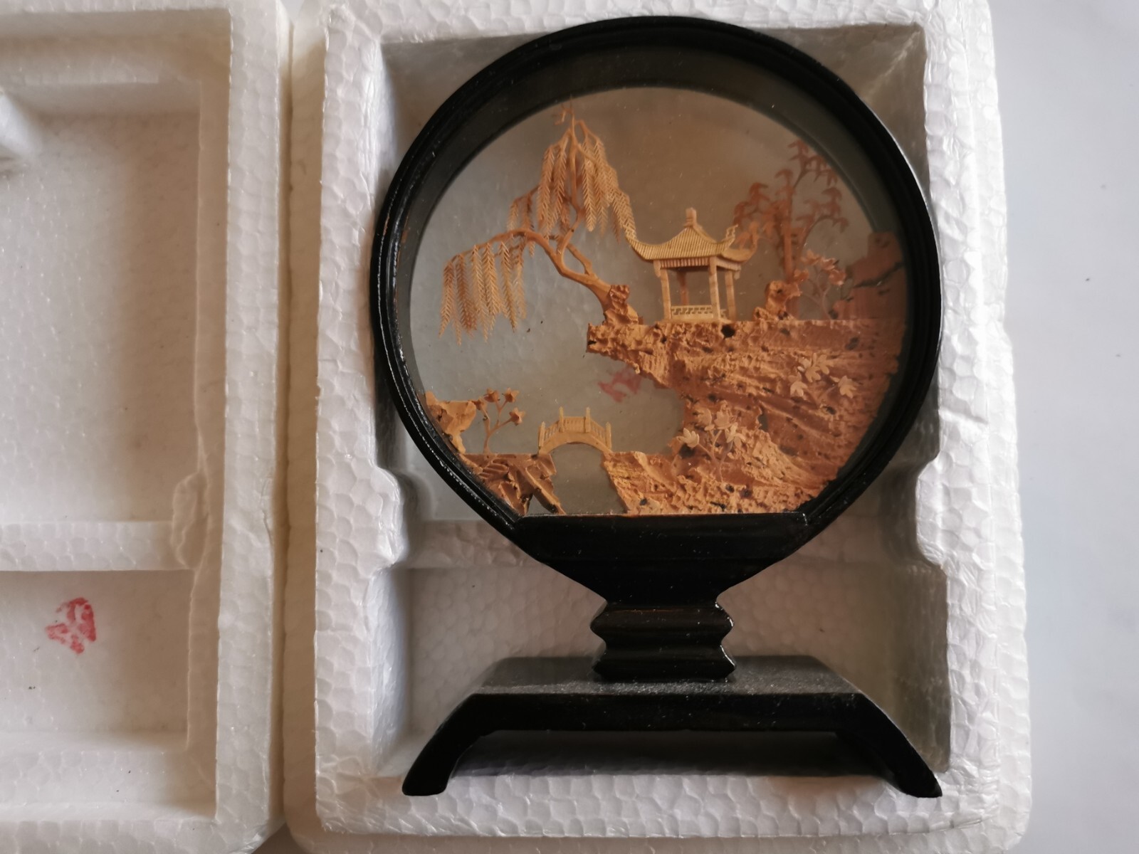 Vintage 软木雕 in a glass 底座， Vintage Cork Pictures Made in Fujian China in ~1980,