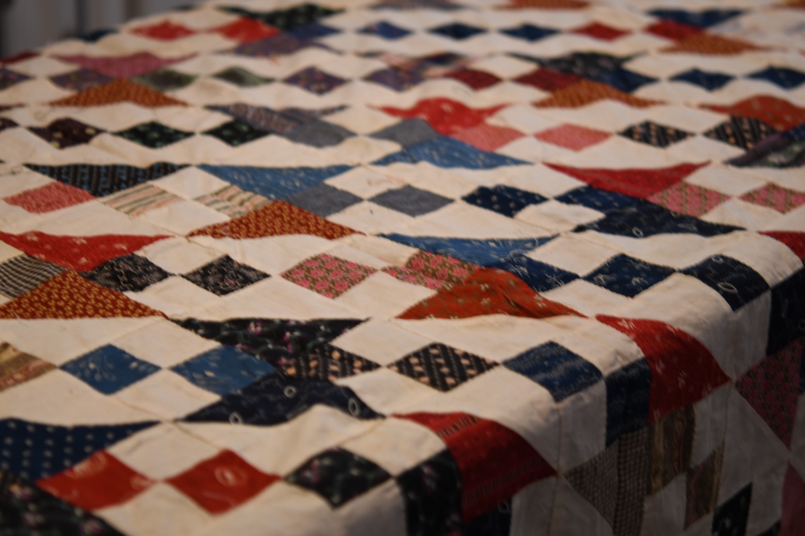 BEAUTIFUL UNFINISHED COTTON QUILT TOP IN MULTIPLE COUNTRY COLORS – VINTAGE, 1950
