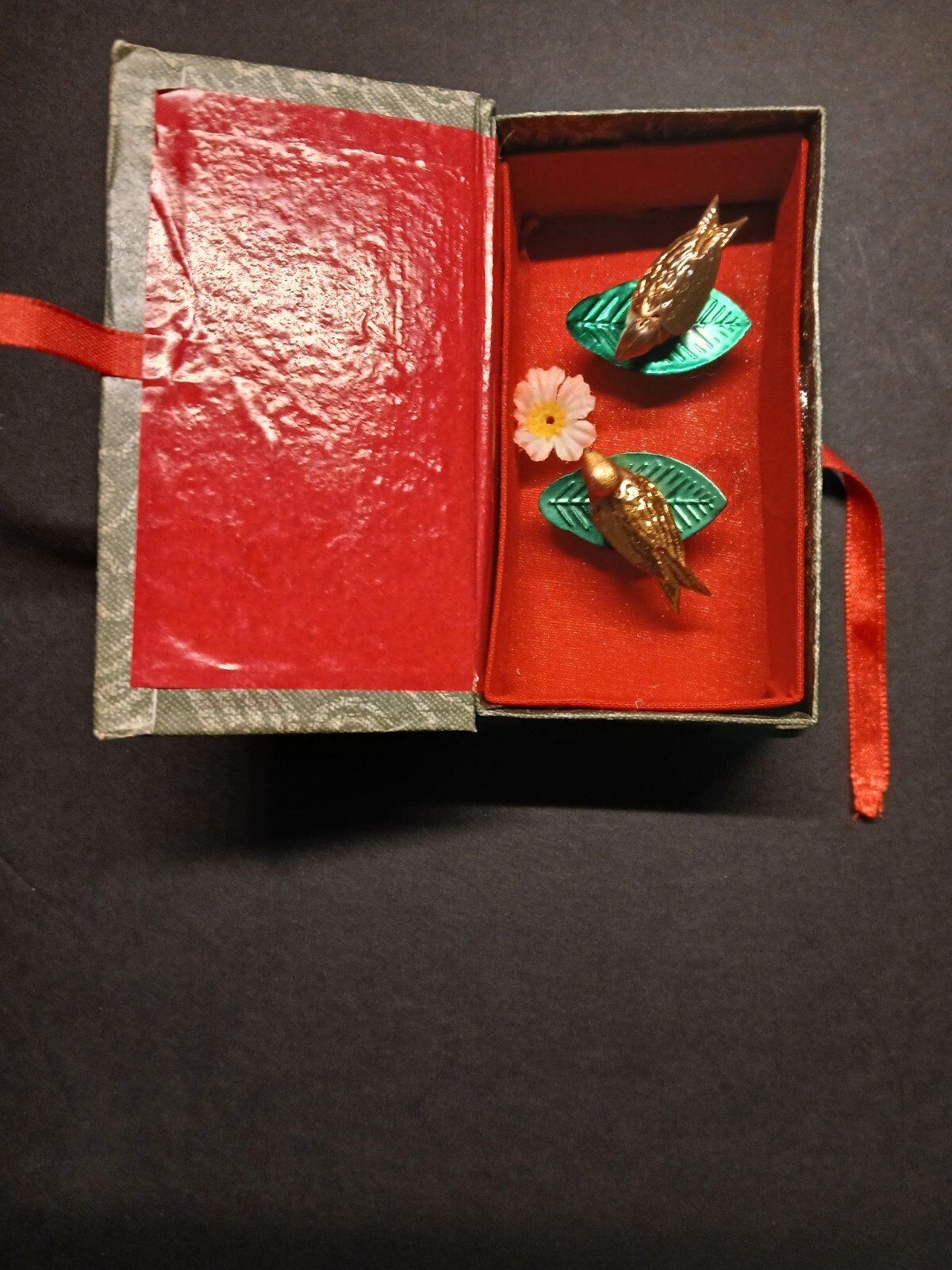 CHINESE GOLD METAL BIRDS ON GREEN LEAVES ATTACHED TO SPRINGS IN BOX