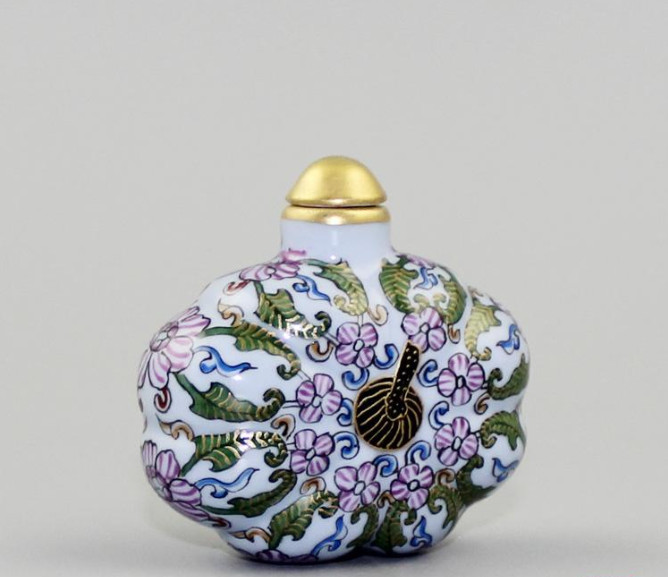 China Porcelain Hand Painted Depict Gold Famille Rose Pumpkin Vine Snuff Bottle