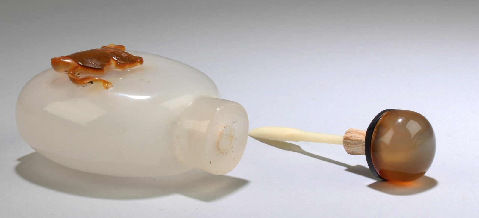 Chinese Agate Snuff Bottle.