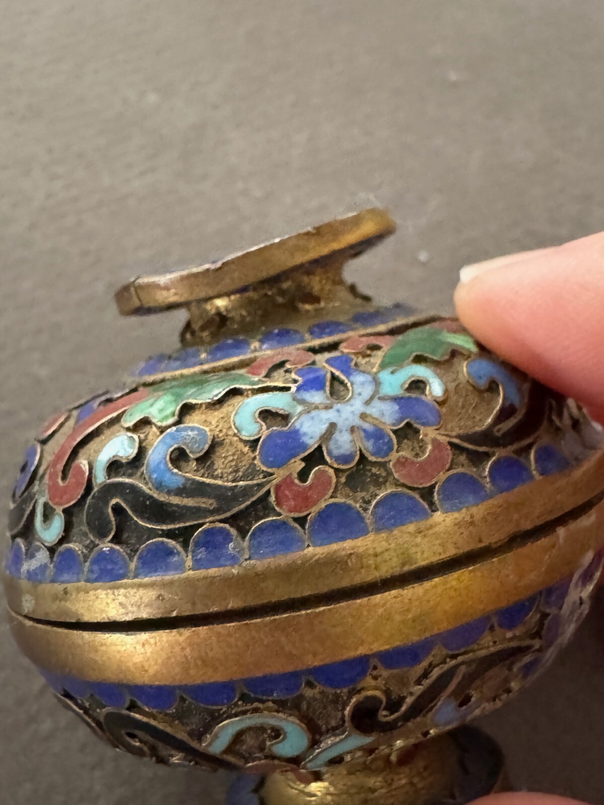 MINATURE ASIAN BLUE FLOWER SCROLL ORNATE ENAMEL CLOISONNE TRINKET PILL BOX W/LID