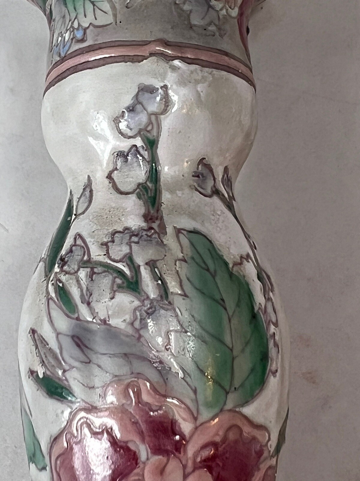 Vtg Chinese Famille Rose Porcelain Thin Lamp Roses Floral Textured Wood Base