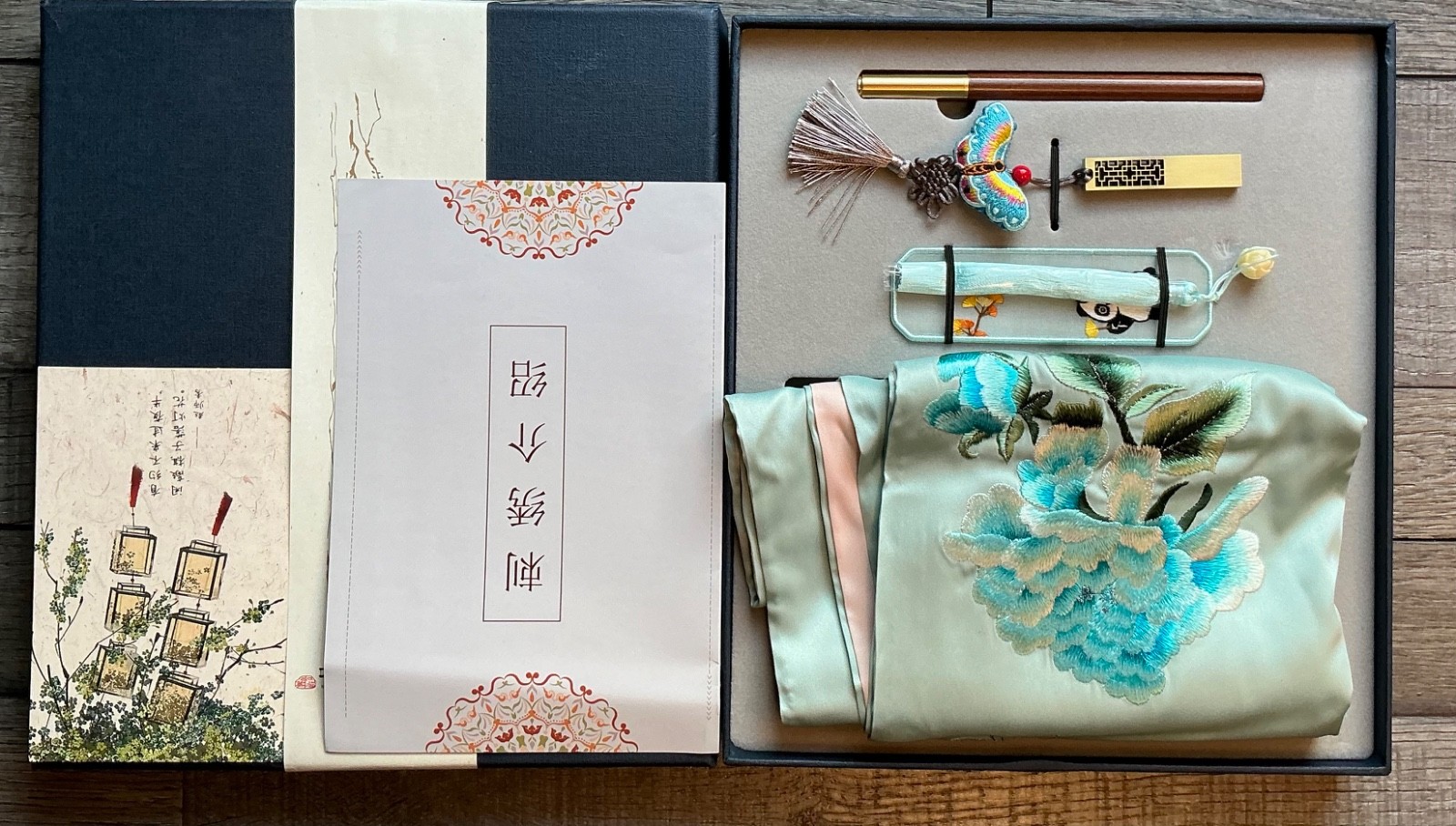 Chinese Panda Spring Suzhou Double Sided Silk Hand Embroidery Wooden Gift Set