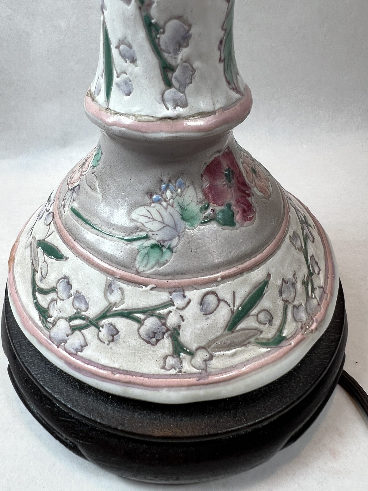 Vtg Chinese Famille Rose Porcelain Thin Lamp Roses Floral Textured Wood Base