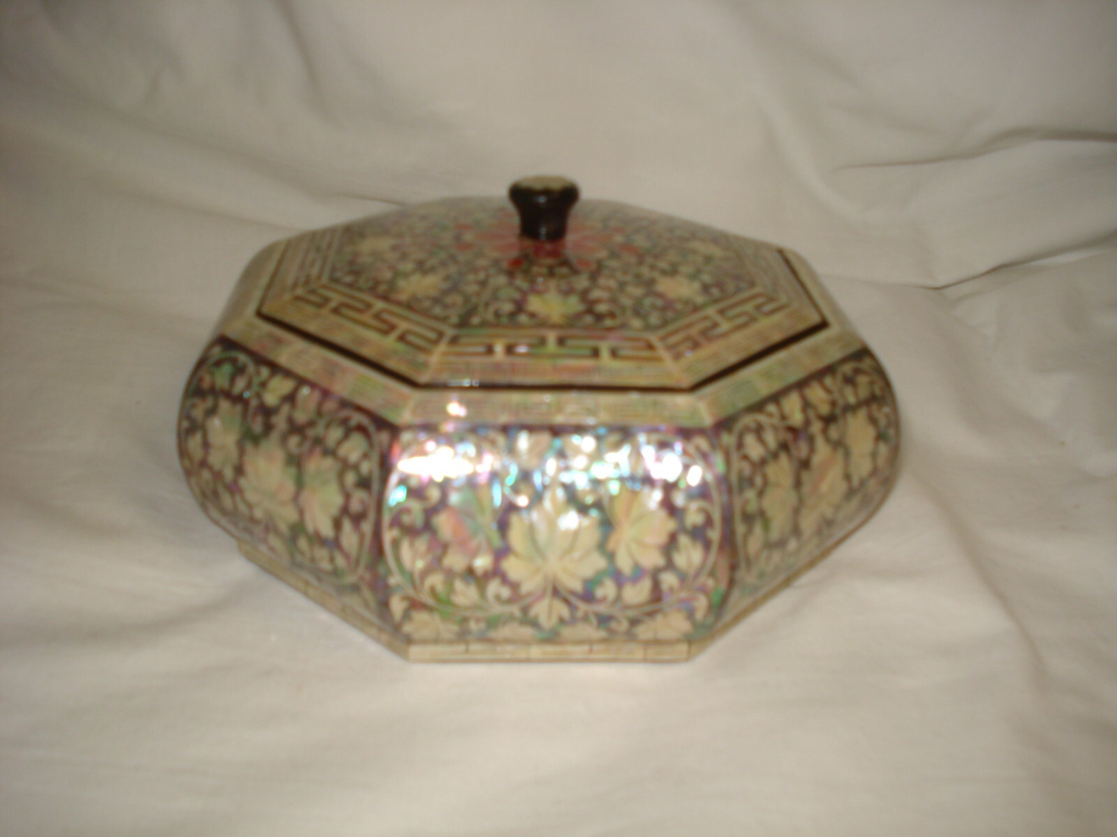 Antique Chinese Mother of Pearl Inlay Black Lacquer Wooden Round Box
