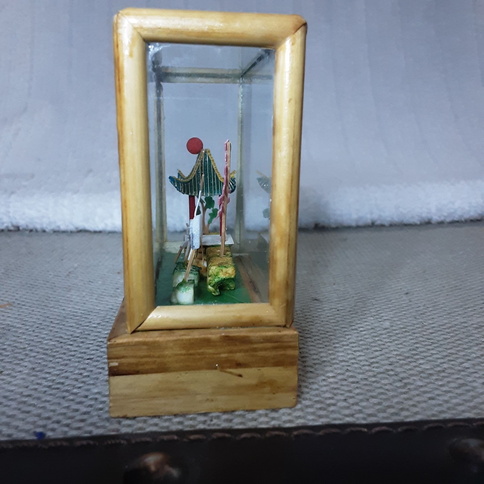 Vintage-3.25″ Chinese Diorama Box Glass & Natural Wood Miniature Scene (Item 18)