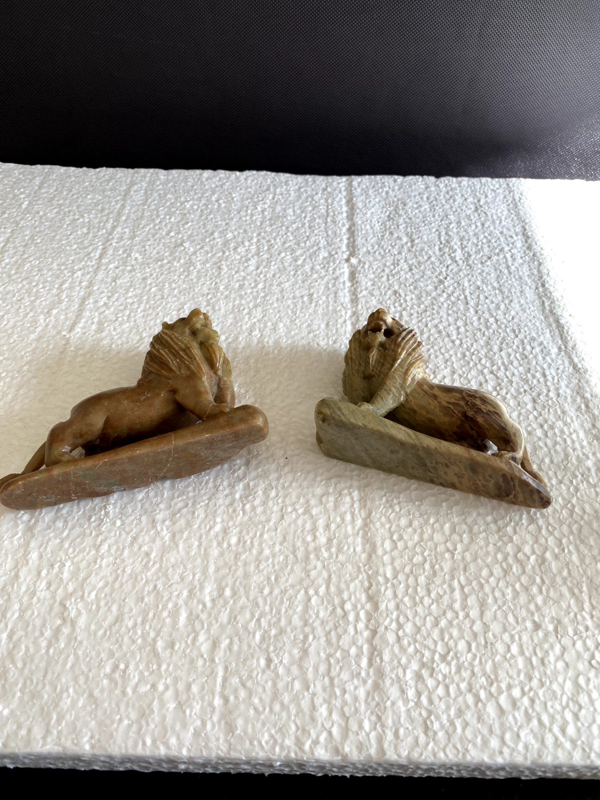 Vintage – A pair of carved Chinese stone lion statues