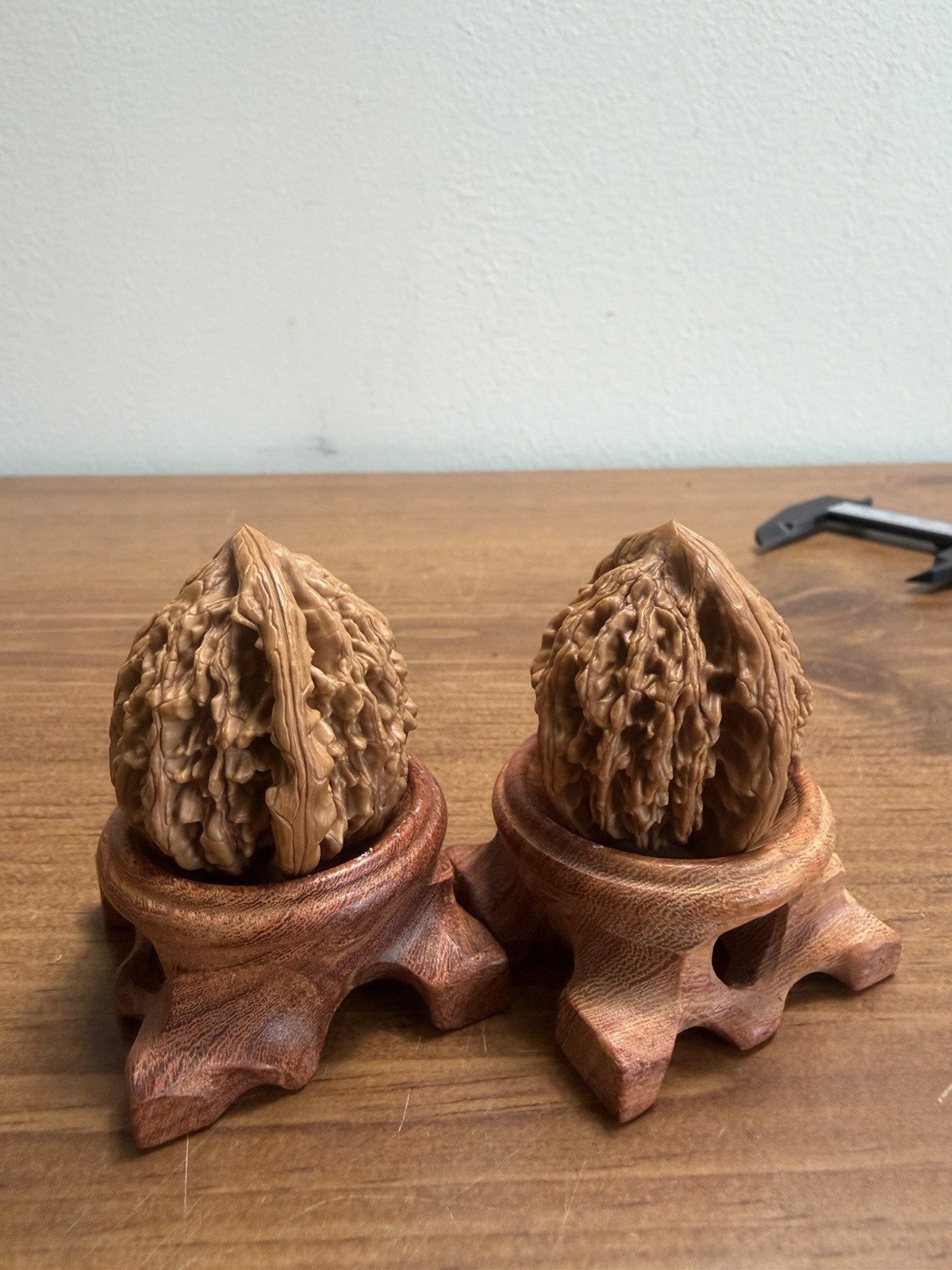 Pair of Match Chinese Health Walnut 精品老树高装麦穗虎头文玩核桃 40x36x34 已打底 配底座手套和刷子