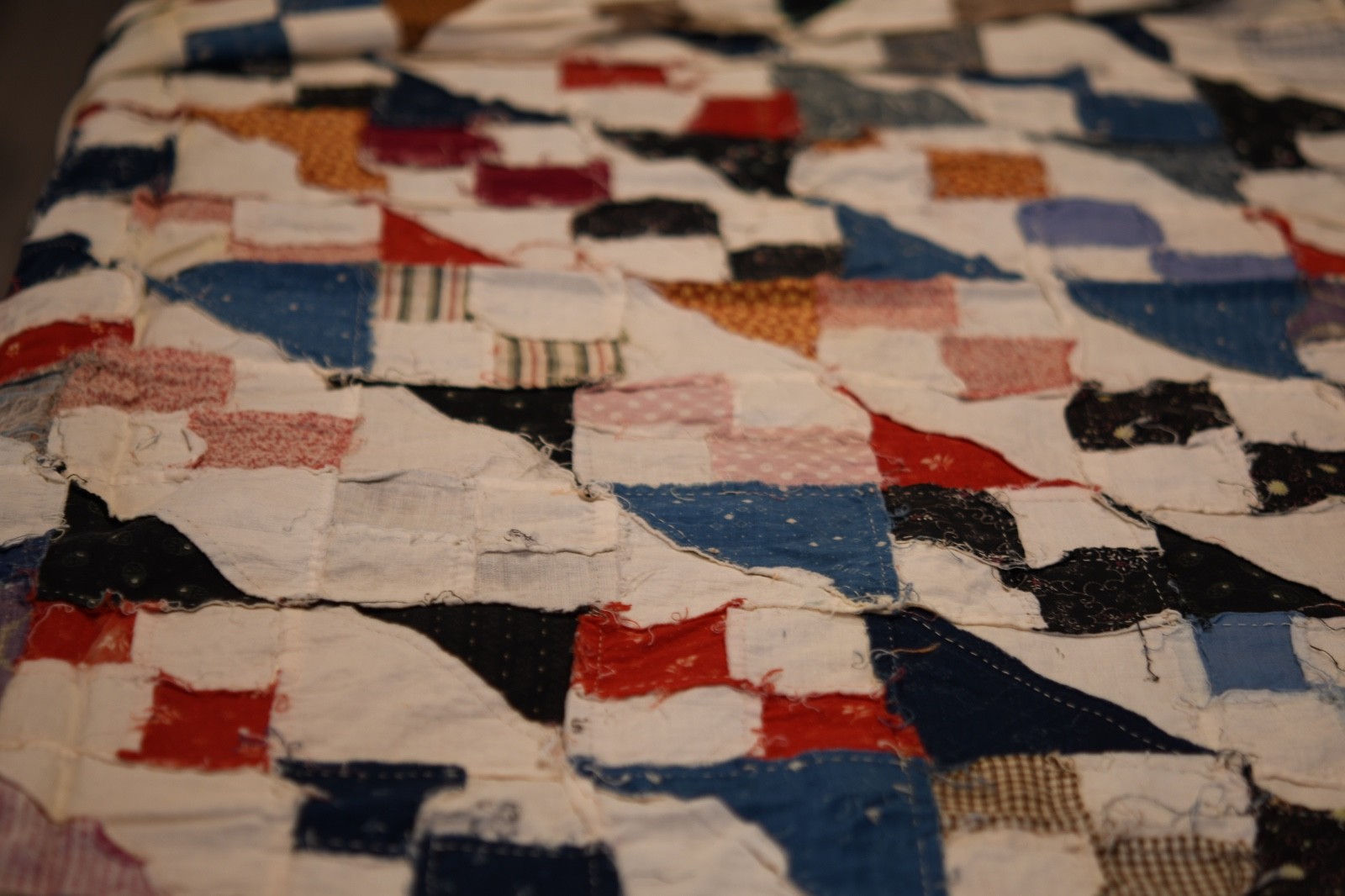 BEAUTIFUL UNFINISHED COTTON QUILT TOP IN MULTIPLE COUNTRY COLORS – VINTAGE, 1950