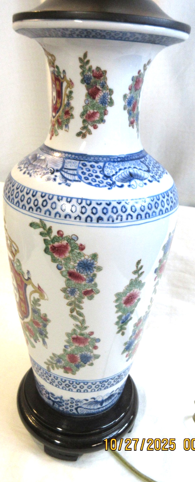 FANTASTIC CHINESE CHINOISERIE LAMP W/ *CRESTS*~ WOODEN BASE & THROAT~21″