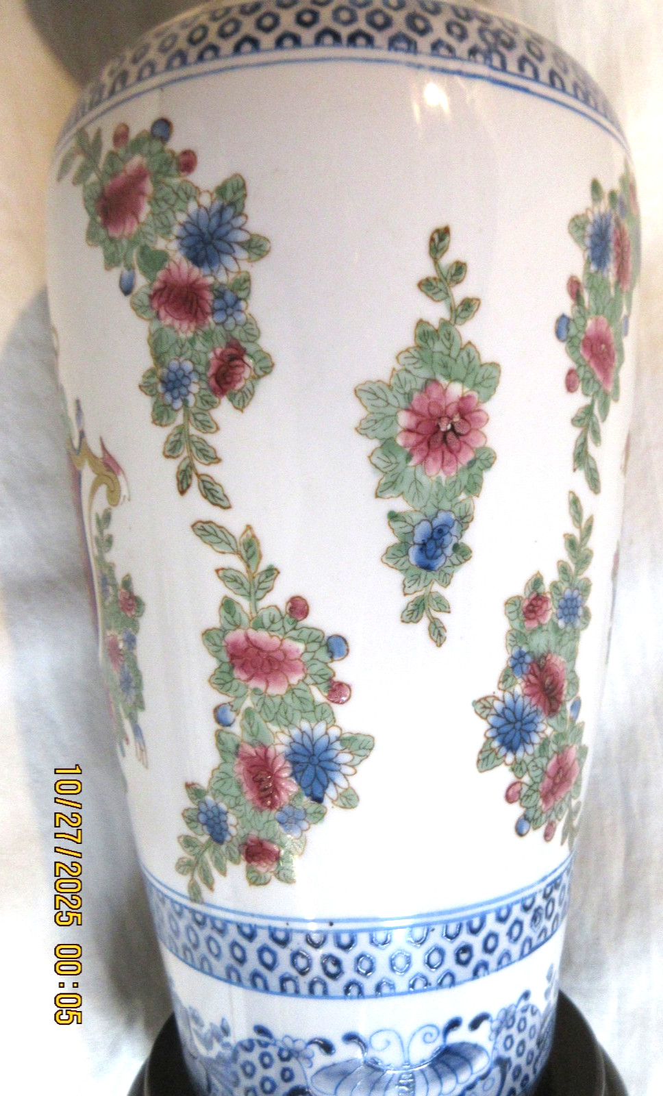 FANTASTIC CHINESE CHINOISERIE LAMP W/ *CRESTS*~ WOODEN BASE & THROAT~21″