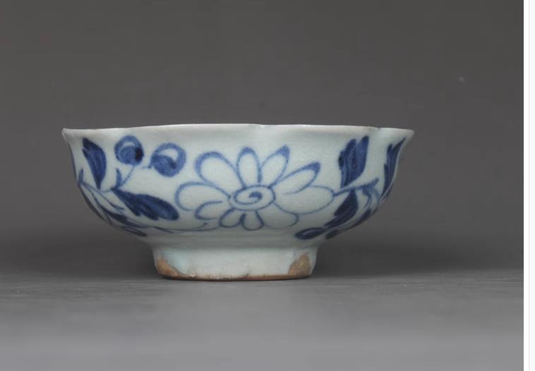 3.1″ Chinese Blue-and-white Porcelain Animal Fish Algae Fancy Top Cup