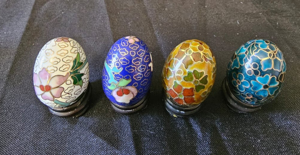 4 Vtg Chinese Small 1.5″ Cloisonne Multicolor Eggs Floral & Gold accents w/Stand
