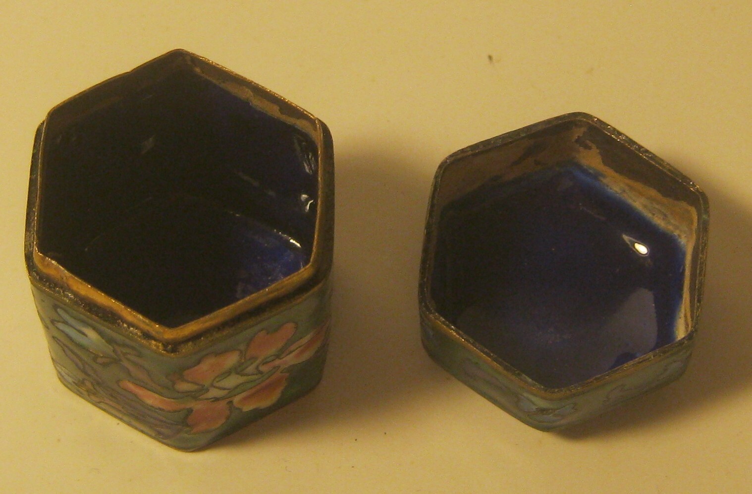 Lovely Small Asian CLOISONNE Snuff Box HEXAGONAL Shape EXCELLENT Condition!!!