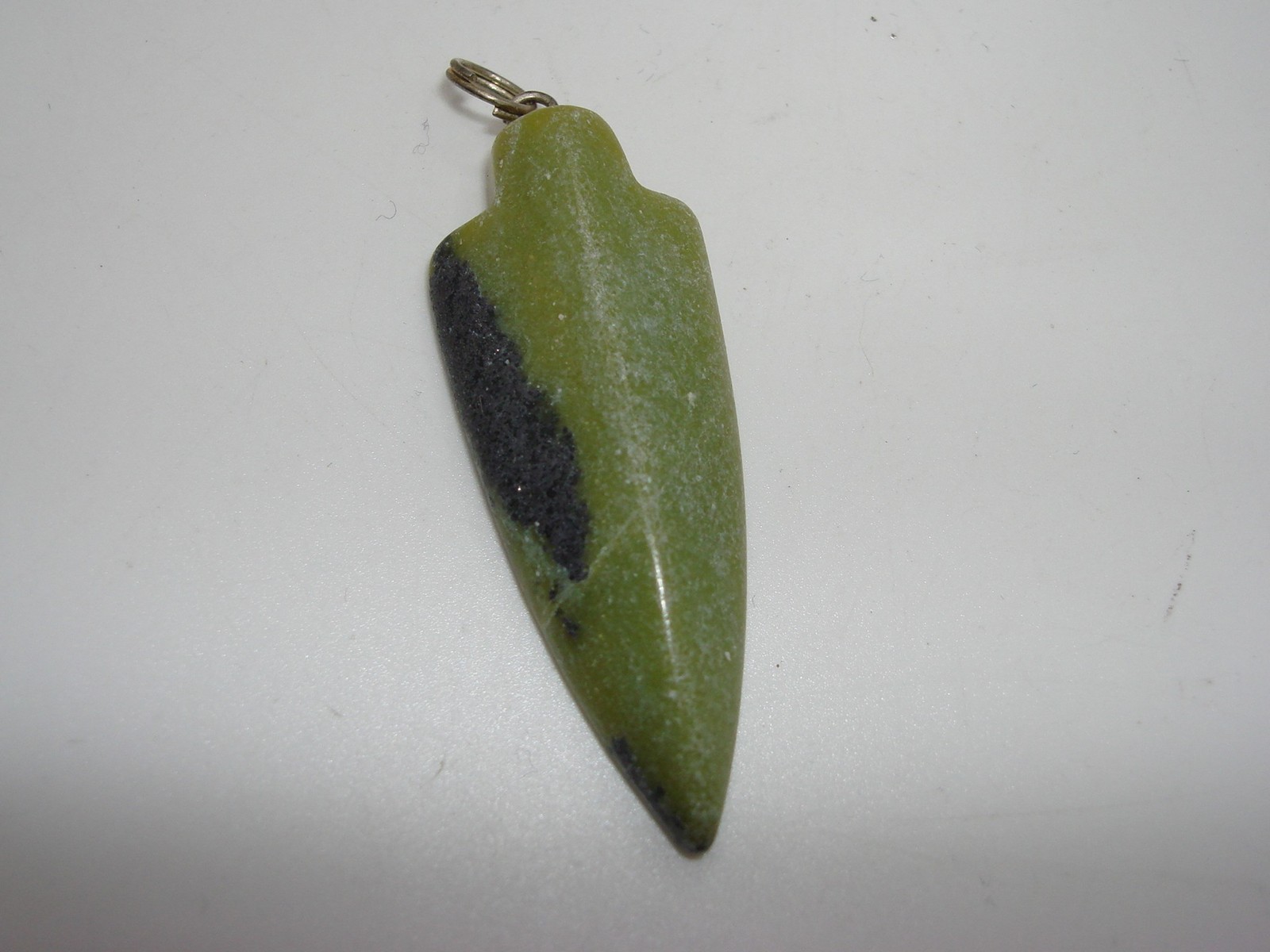 VINTAGE CARVED GREEN JADE ARROWHEAD PENDANT! ESTATE FIND!
