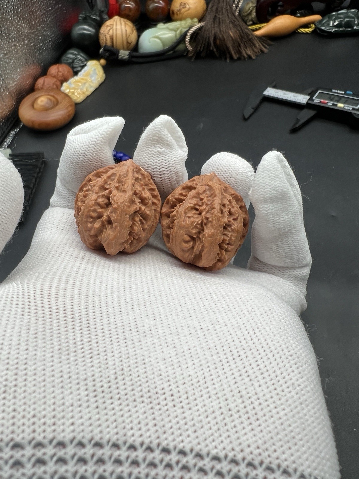 Pair of Match Chinese Health Small Walnut Collection29×32×31.5mm精配文玩秋子粗筋八棱手捻