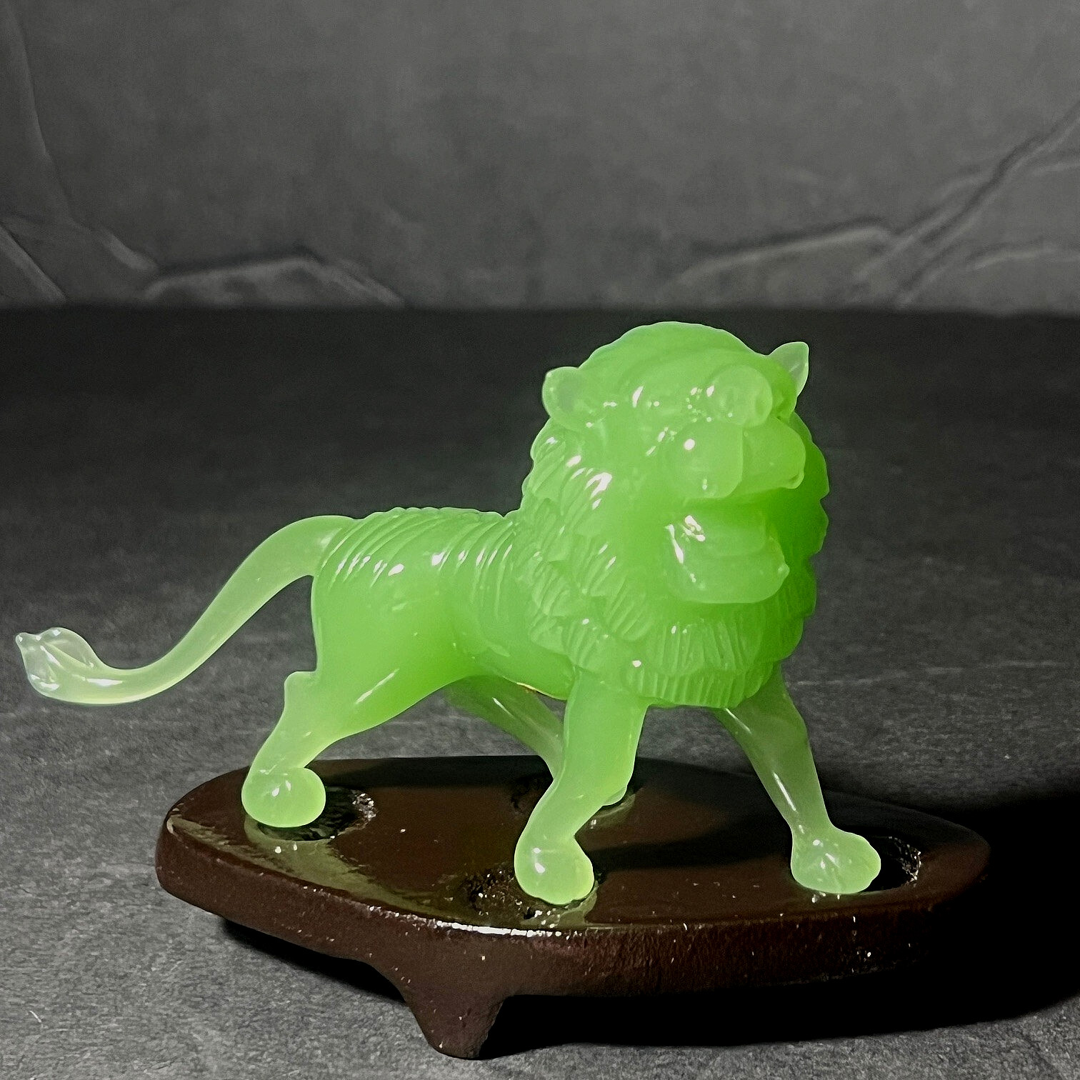 2 Vintage Chinese Carved Jade Stone Lion Sculptures & Stand in Box 2.75″ x 4.5″