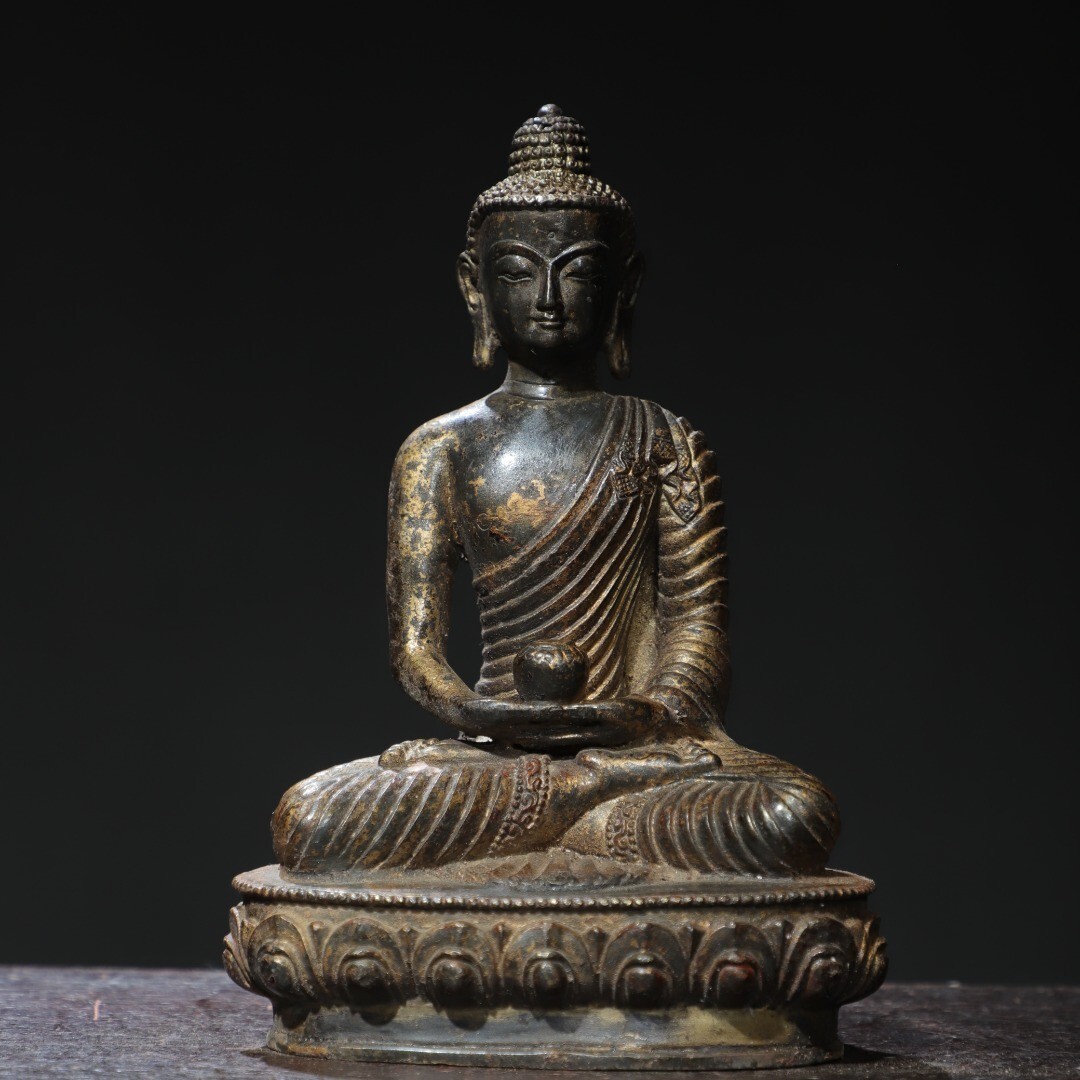 Bronze and gold sculpture of Shakyamuni Buddha statue