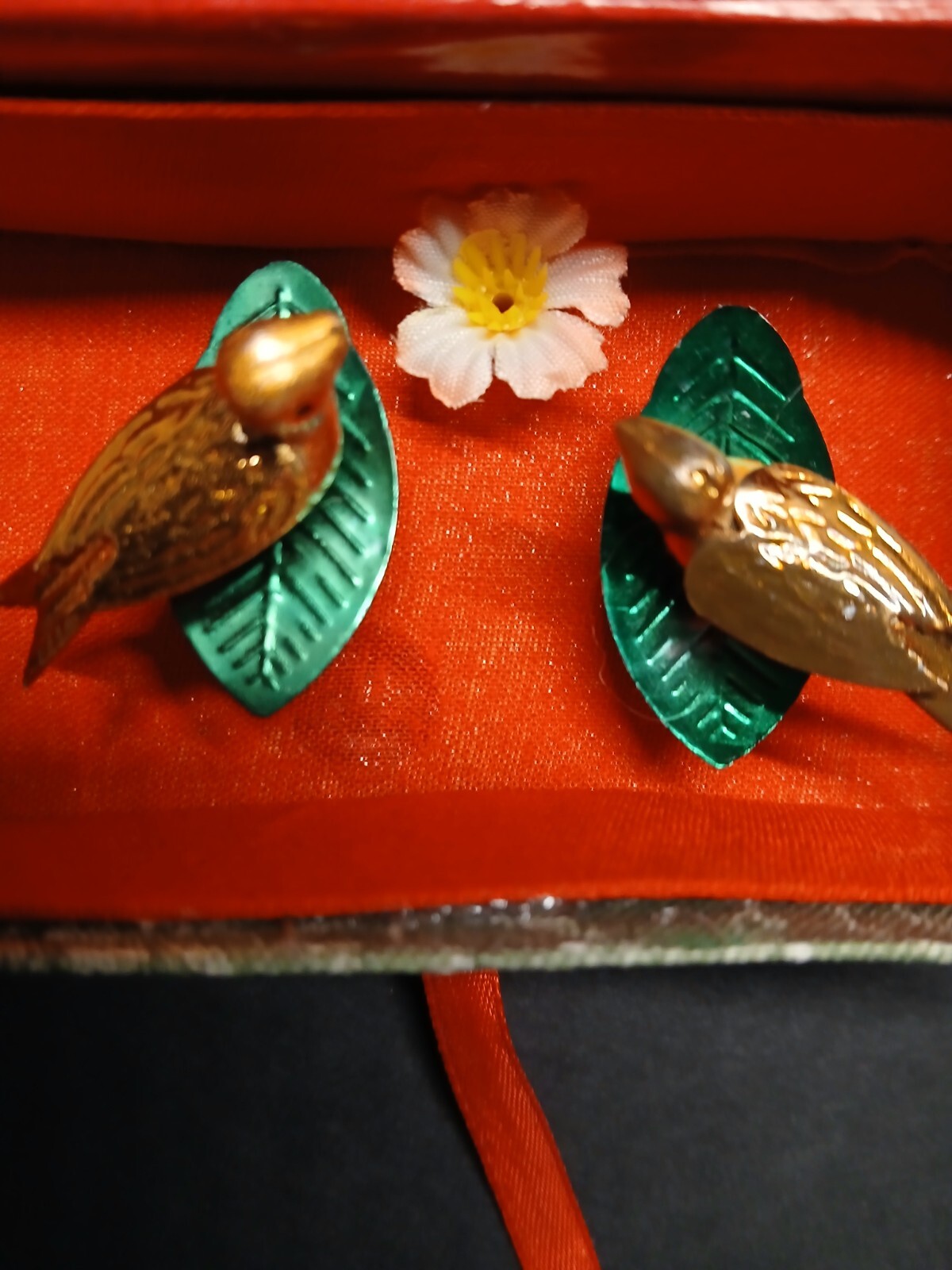 CHINESE GOLD METAL BIRDS ON GREEN LEAVES ATTACHED TO SPRINGS IN BOX