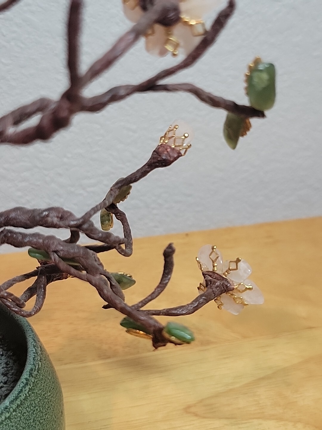 VTG Chinese Rose Quartz Jade Flowering Bonsai Tree 8″ Tall Gold Toned Leaves