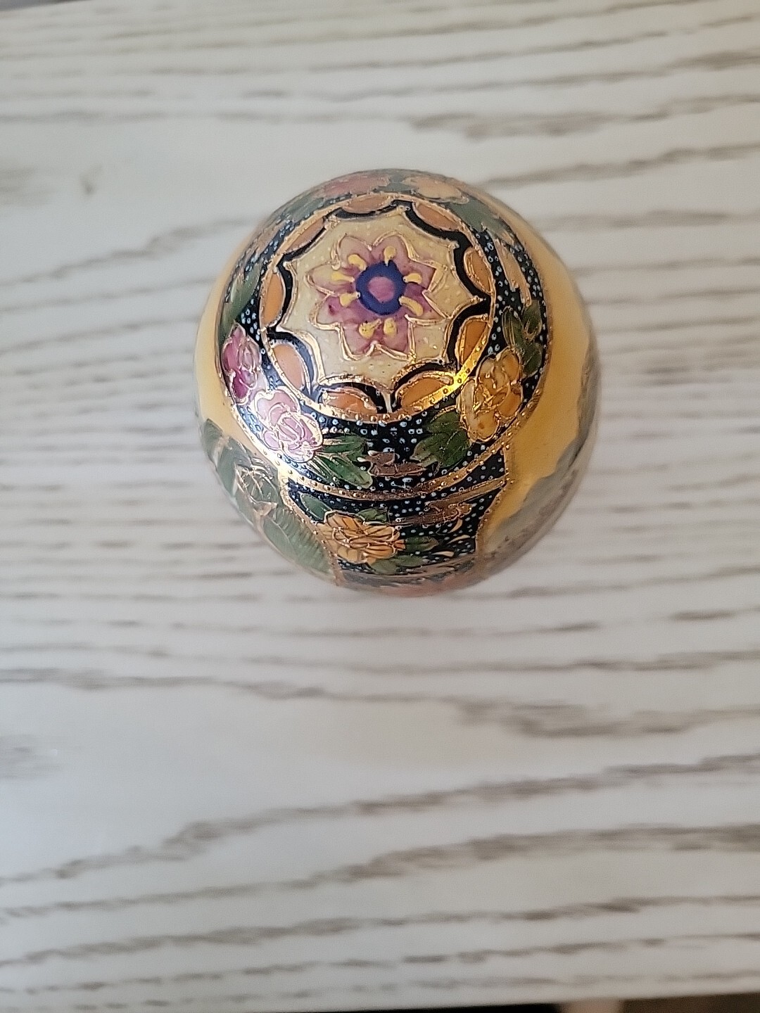 Vintage Chinese Satsuma Hand Painted Porcelain Egg with Geishas 4.5″ Gilt Paint
