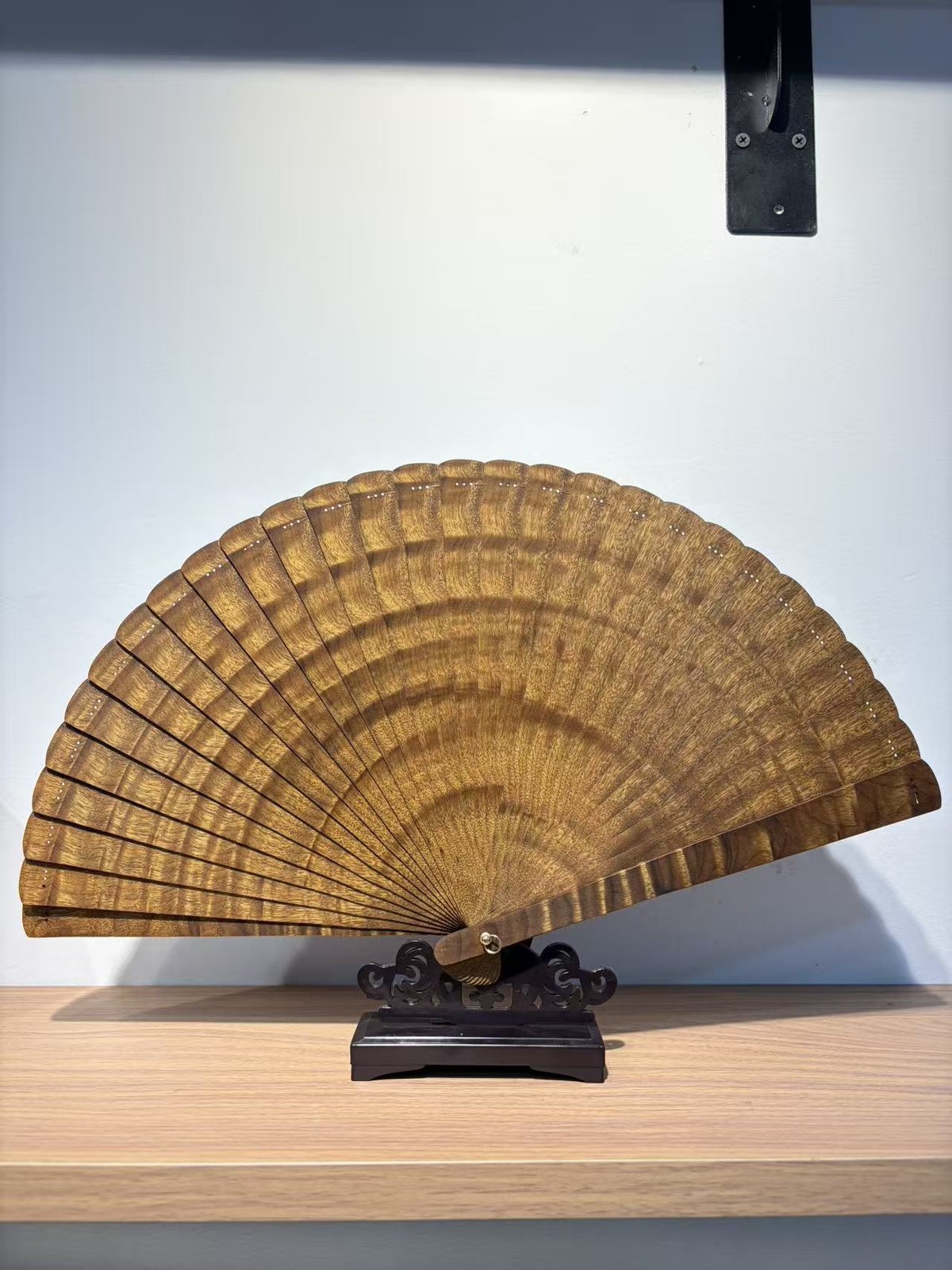 Handcrafted Golden Phoebe Wood Folding Fan – Natural Wood Grain & Elegant Design