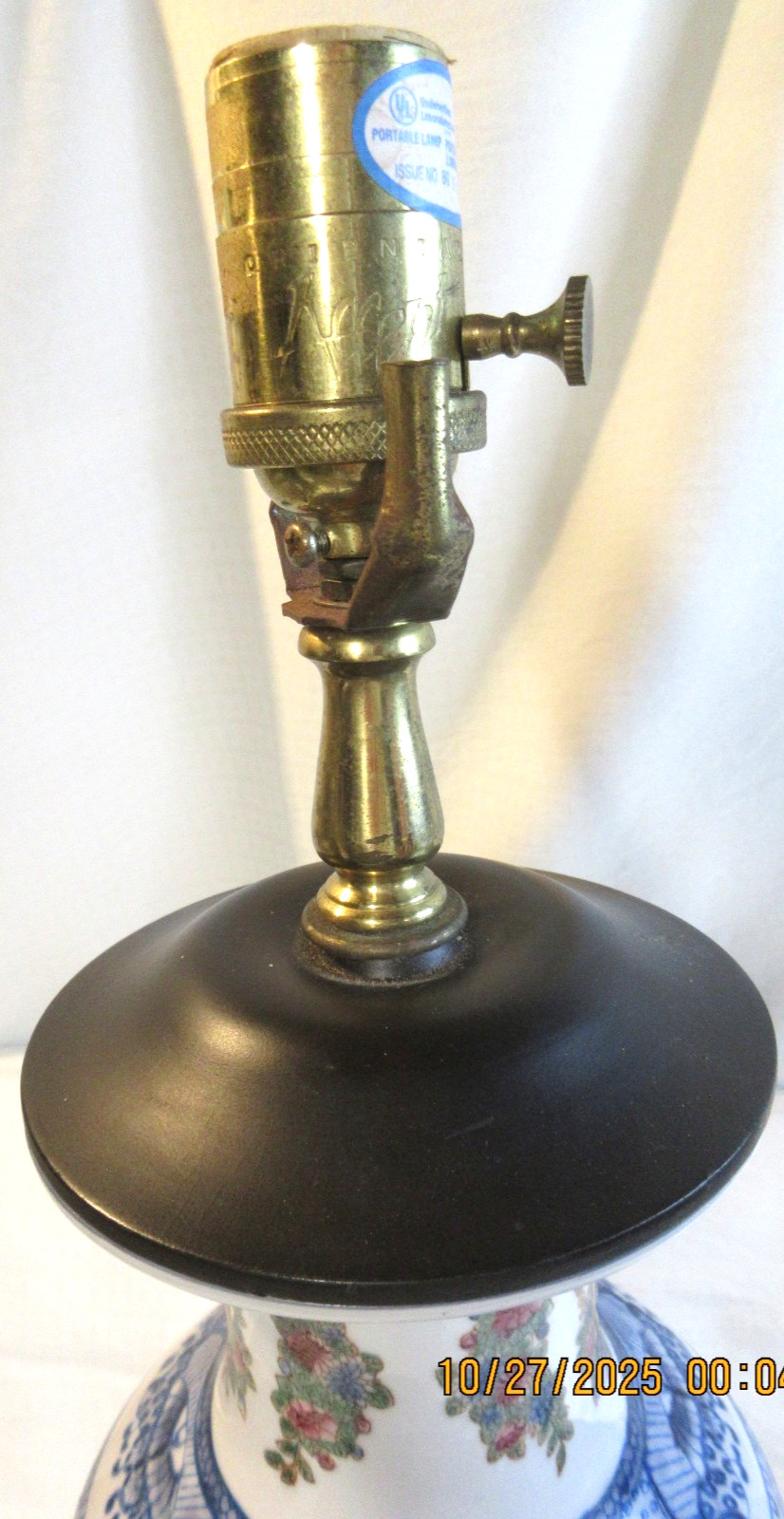 FANTASTIC CHINESE CHINOISERIE LAMP W/ *CRESTS*~ WOODEN BASE & THROAT~21″