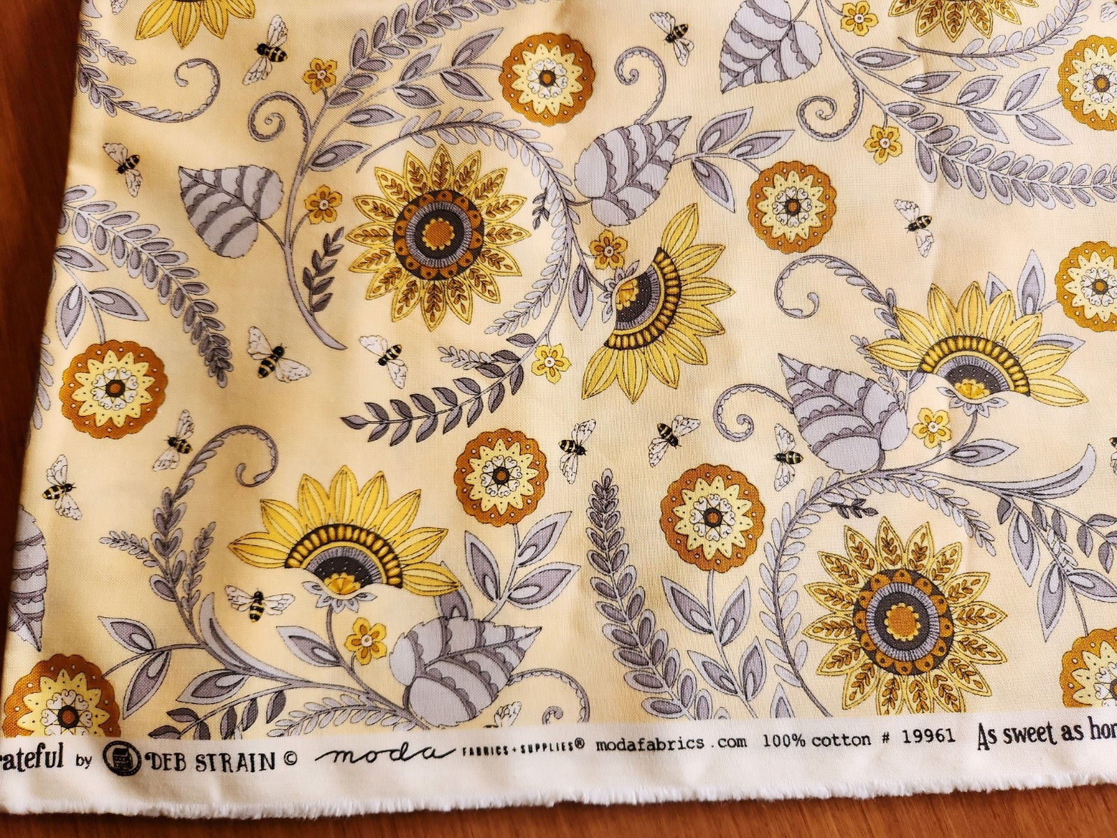 Moda Fabric 100% cotton floral #19961 As sweet as honey