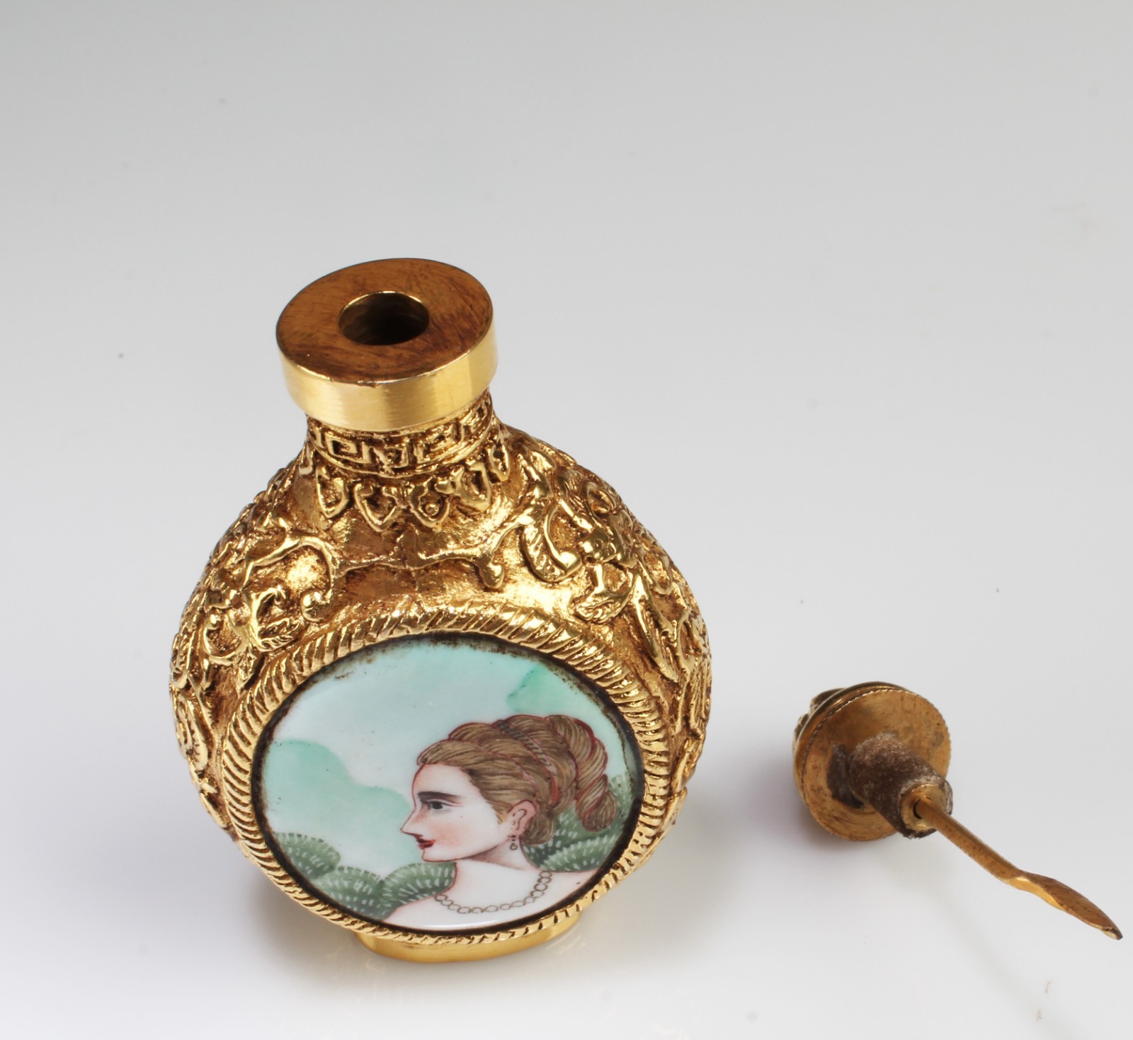 An Enamel Snuff Bottle. ‘QianLong’ mark at base