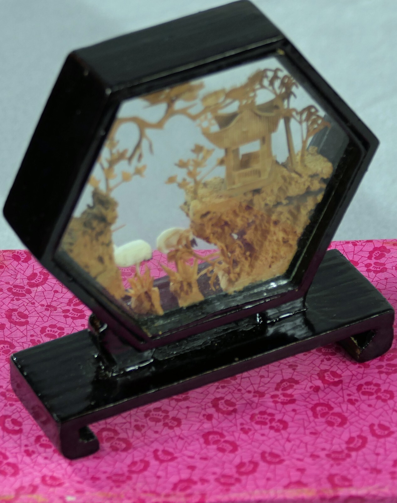 VINTAGE 3-D CHINESE CORK DIORAMA IN PLEXI~GLASS w EBONY HEXAGONAL FRAME & STAND