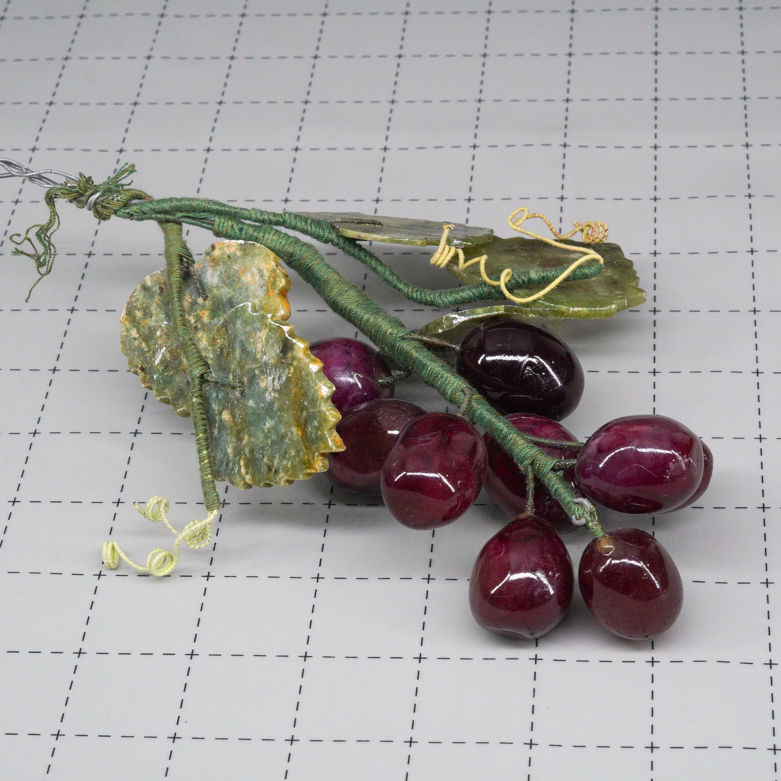 Vtg 5″ Jade Nephrite Celadon Stone Green & purple Grape Cluster w/ leaves 0.5lb