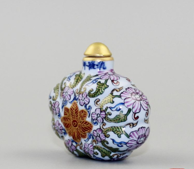 China Porcelain Hand Painted Depict Gold Famille Rose Pumpkin Vine Snuff Bottle