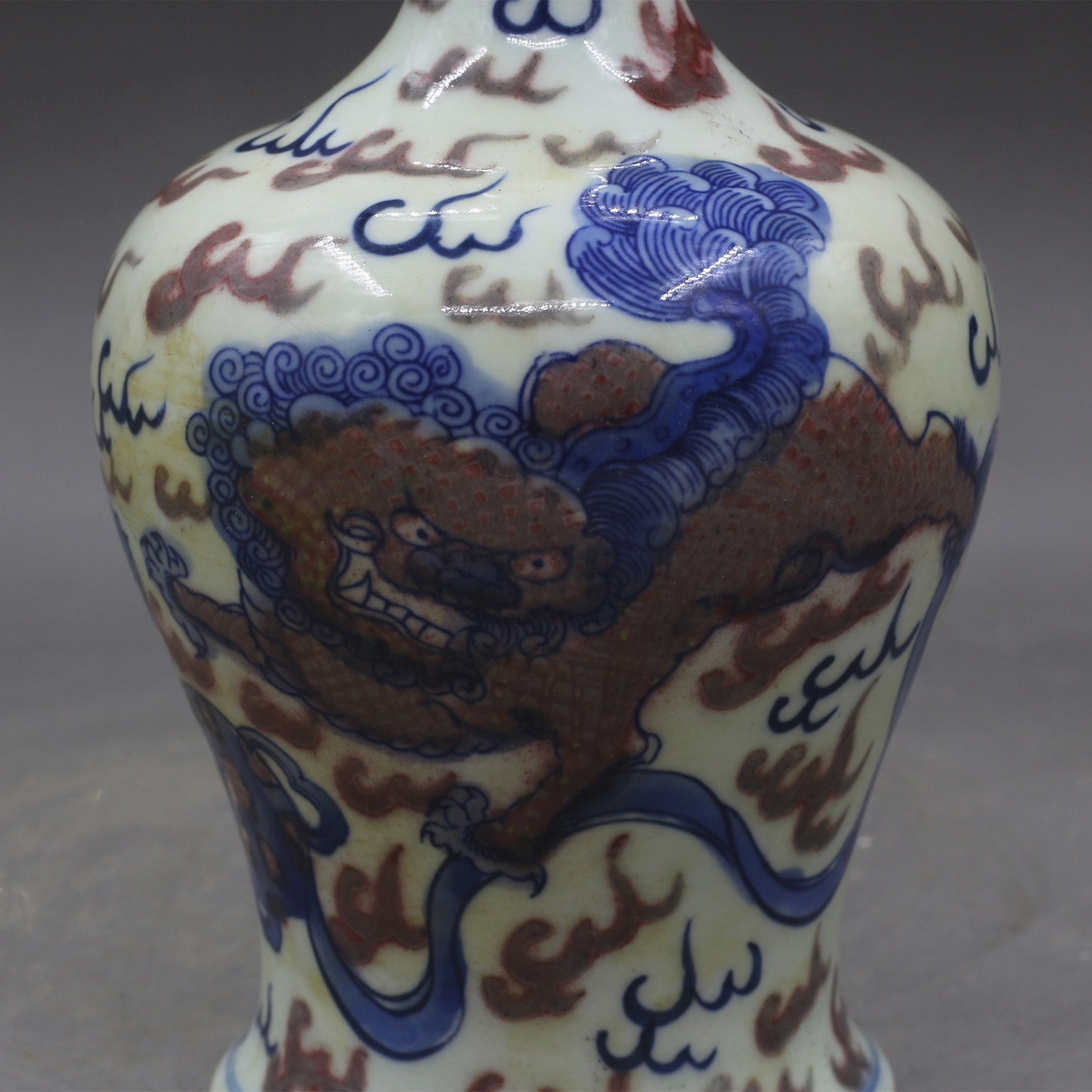 9.4″ Chinese Qing Blue White Porcelain Red Glaze Animal Foo Fu Dog Lion Vase