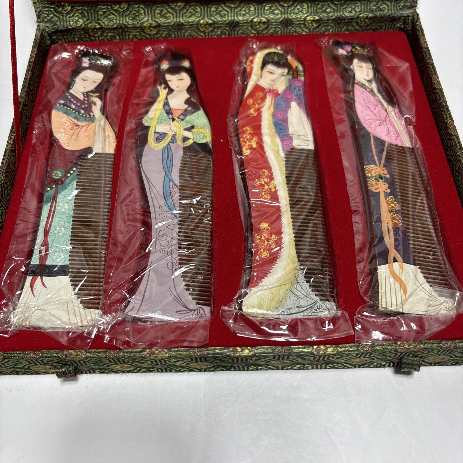 Vintage Changzhou Comb Factory 4 Hand Painted Wooden Combs In Green Fabric Box