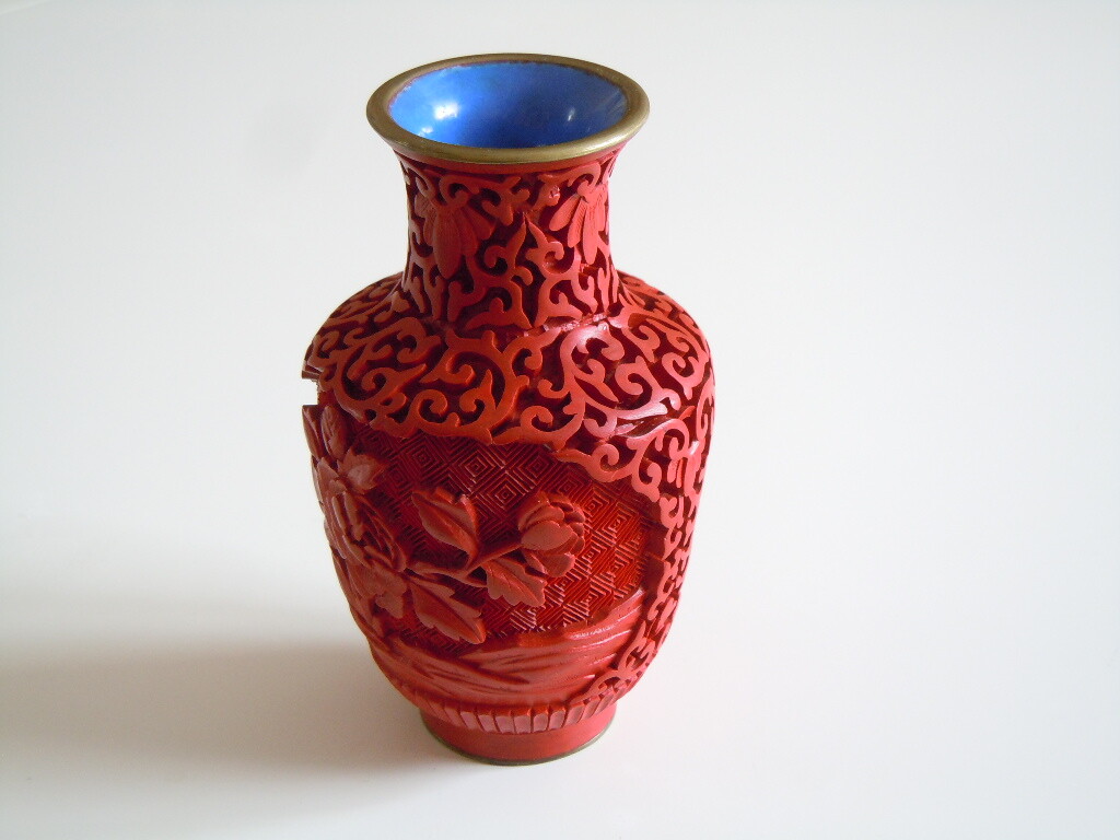 Red Lacquered Carved Vase Asiatika China Small 113.9 G / 10.5 X 6.0 Cm