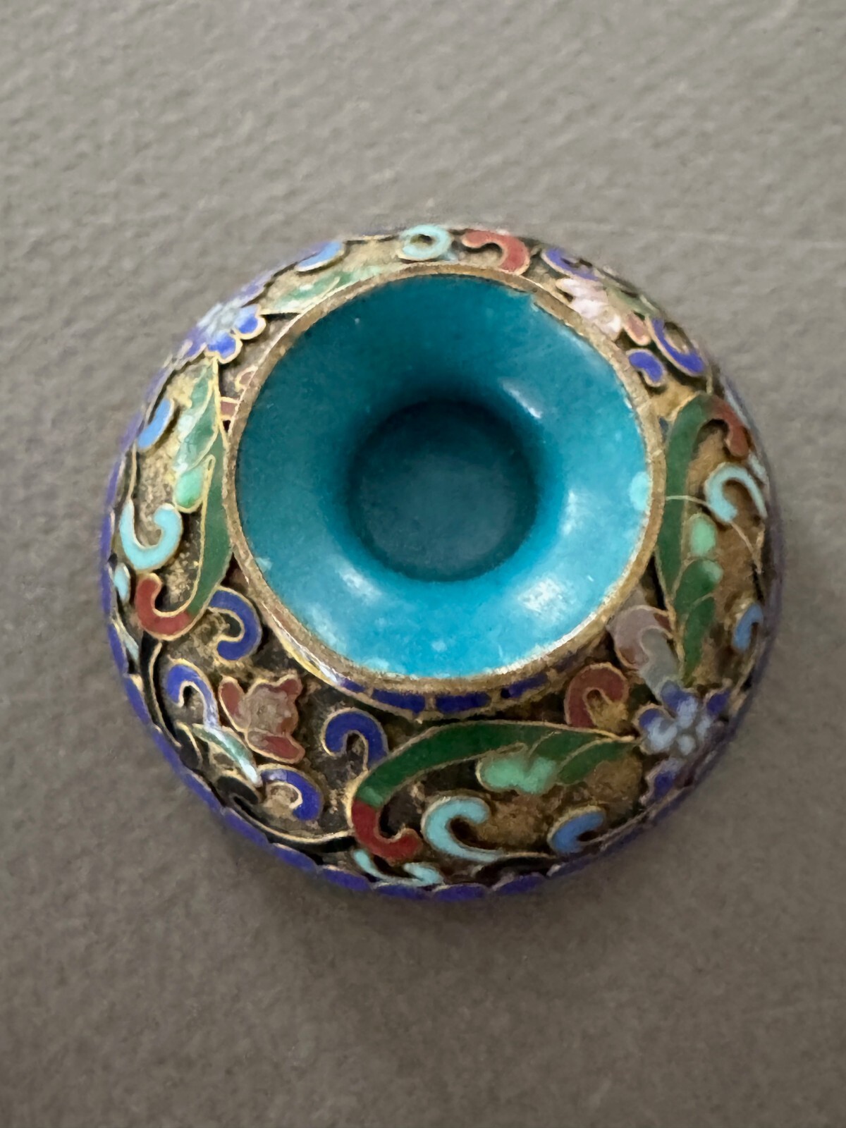 MINATURE ASIAN BLUE FLOWER SCROLL ORNATE ENAMEL CLOISONNE TRINKET PILL BOX W/LID