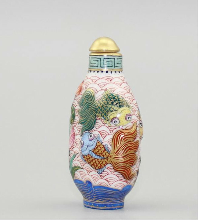 China Porcelain HandPainted Depict Gold Famille Rose Goldfish Lotus Snuff Bottle