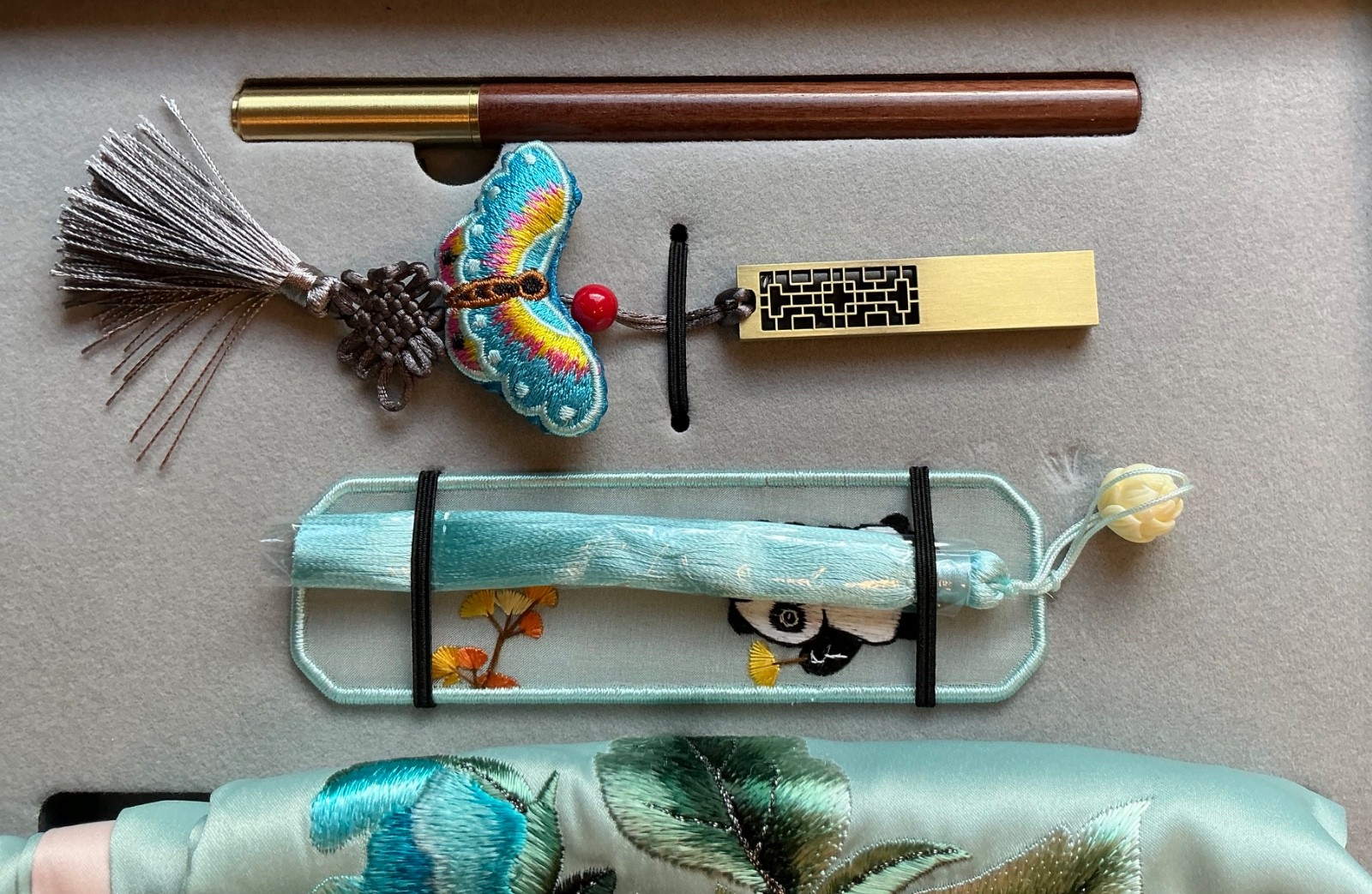 Chinese Panda Spring Suzhou Double Sided Silk Hand Embroidery Wooden Gift Set