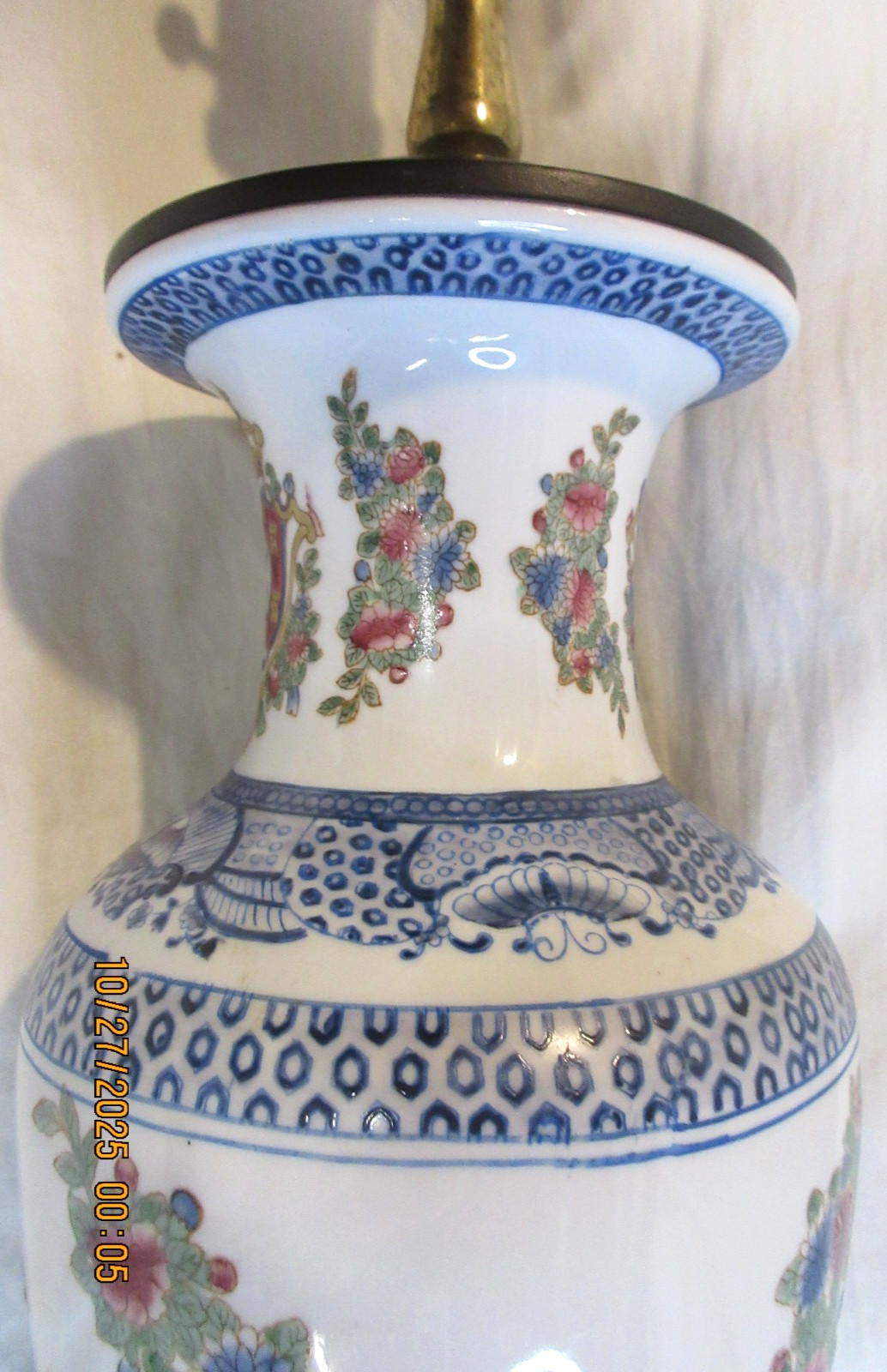 FANTASTIC CHINESE CHINOISERIE LAMP W/ *CRESTS*~ WOODEN BASE & THROAT~21″