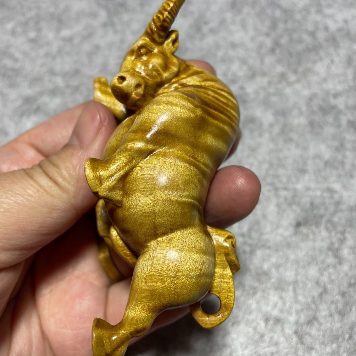 Golden Nanmu Ox Hand Piece Water Wave Grain Carved Decor (Random Color) Gift