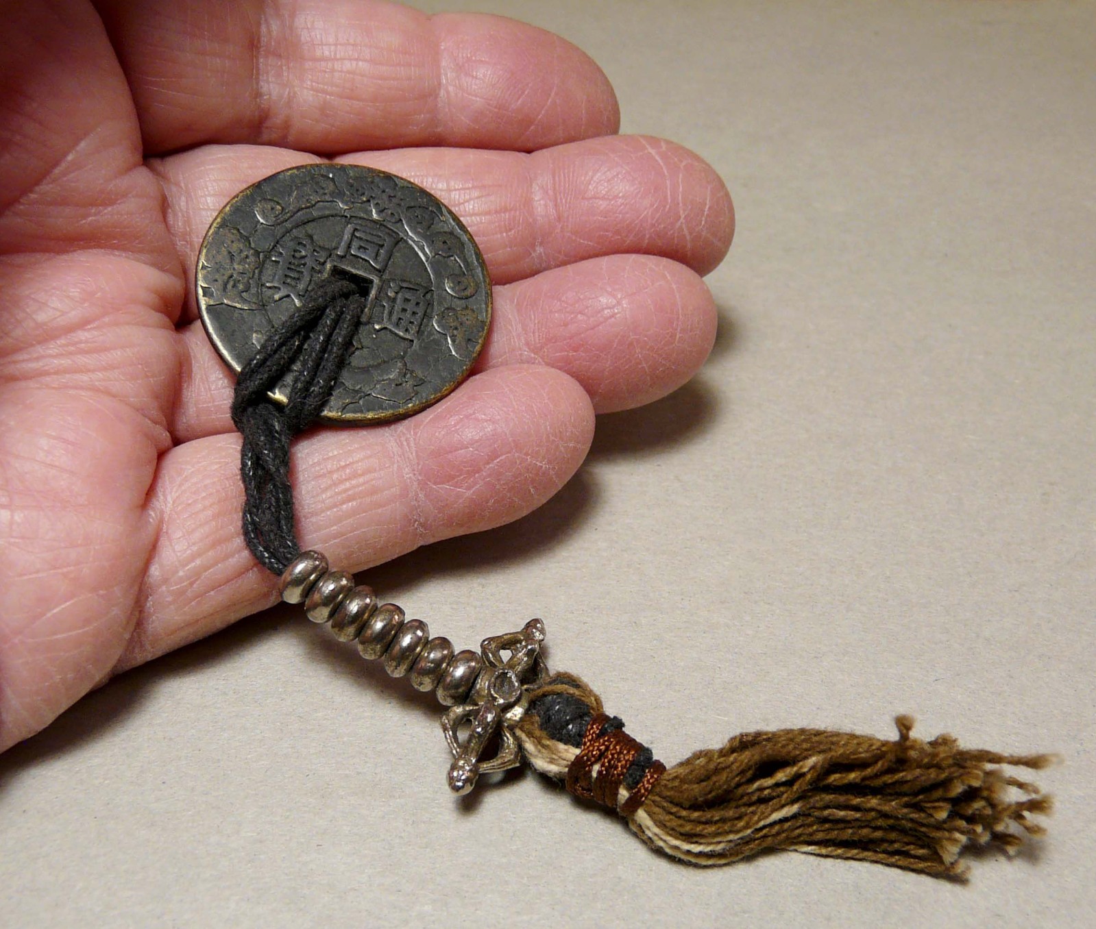 CHINESE BRONZE CHARM_WITH DORJE_COIN SCRIPT_TONG ZHI_PEKING_263174