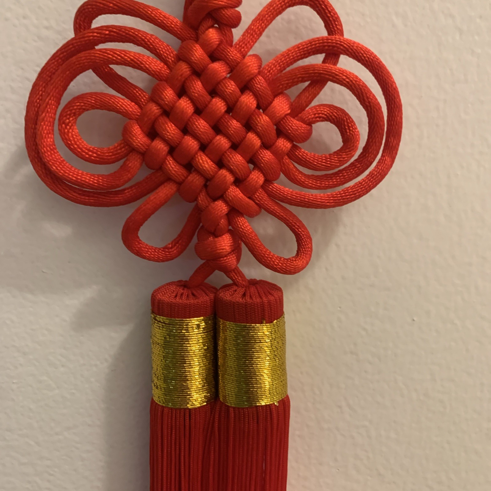 Green Red Knot hanging wall 8 1/2”Medallion w/tassels 40” long Resin Faux Jade.