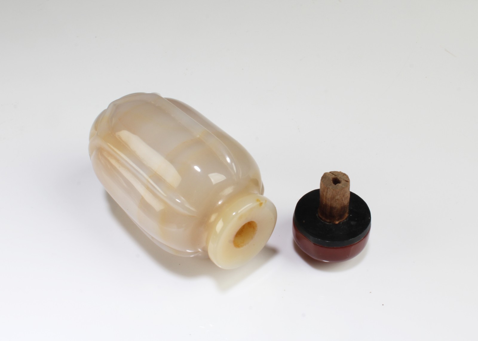 A Chinese Cameo Carved Agate Snuff Bottle